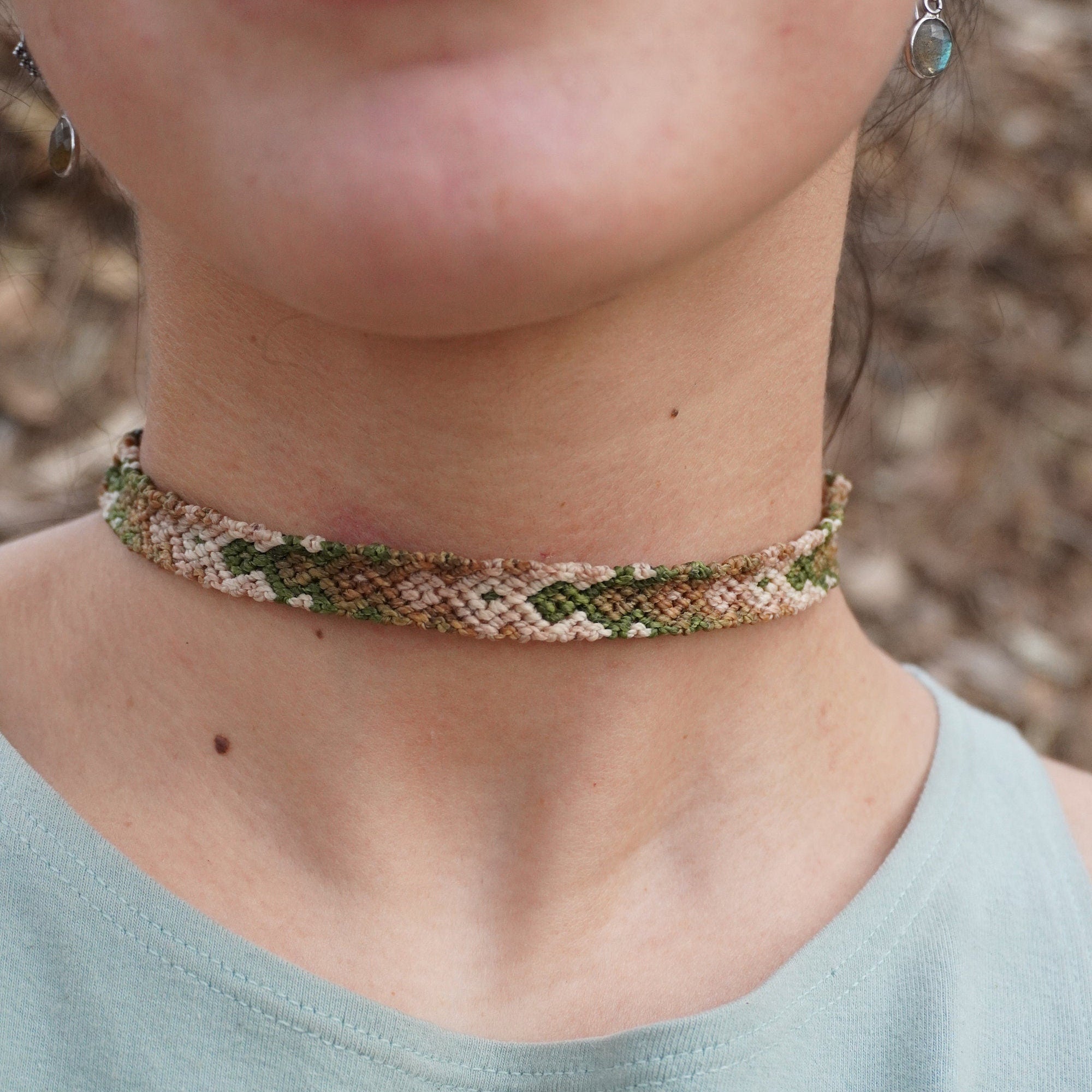 Choker de macramé con Labradorita y Cuarzo verde
