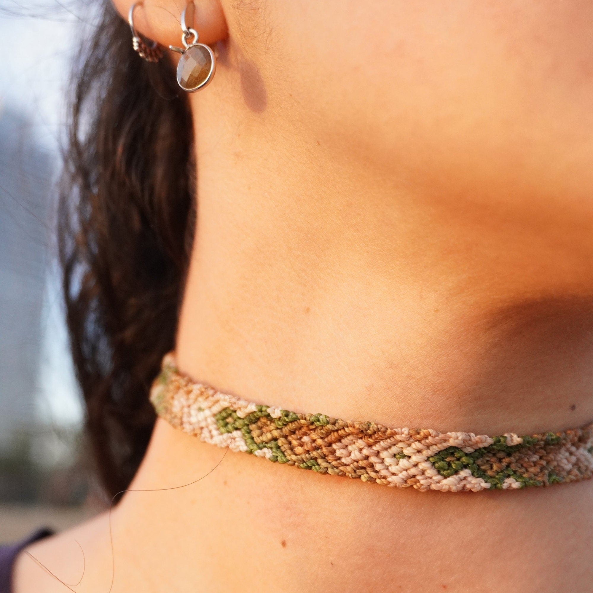 Choker de macramé con Labradorita y Cuarzo verde