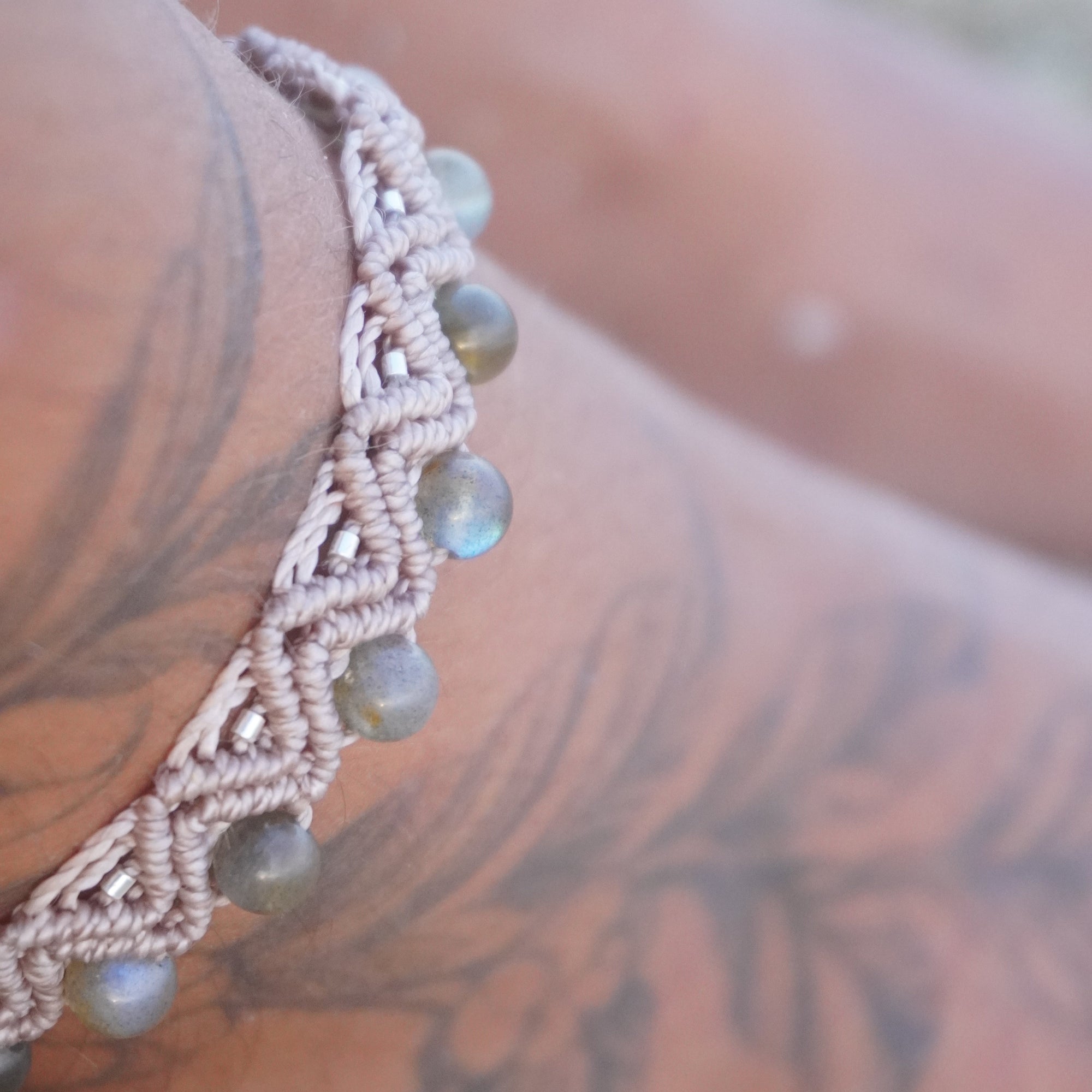 Tobillera de macramé con Labradorita