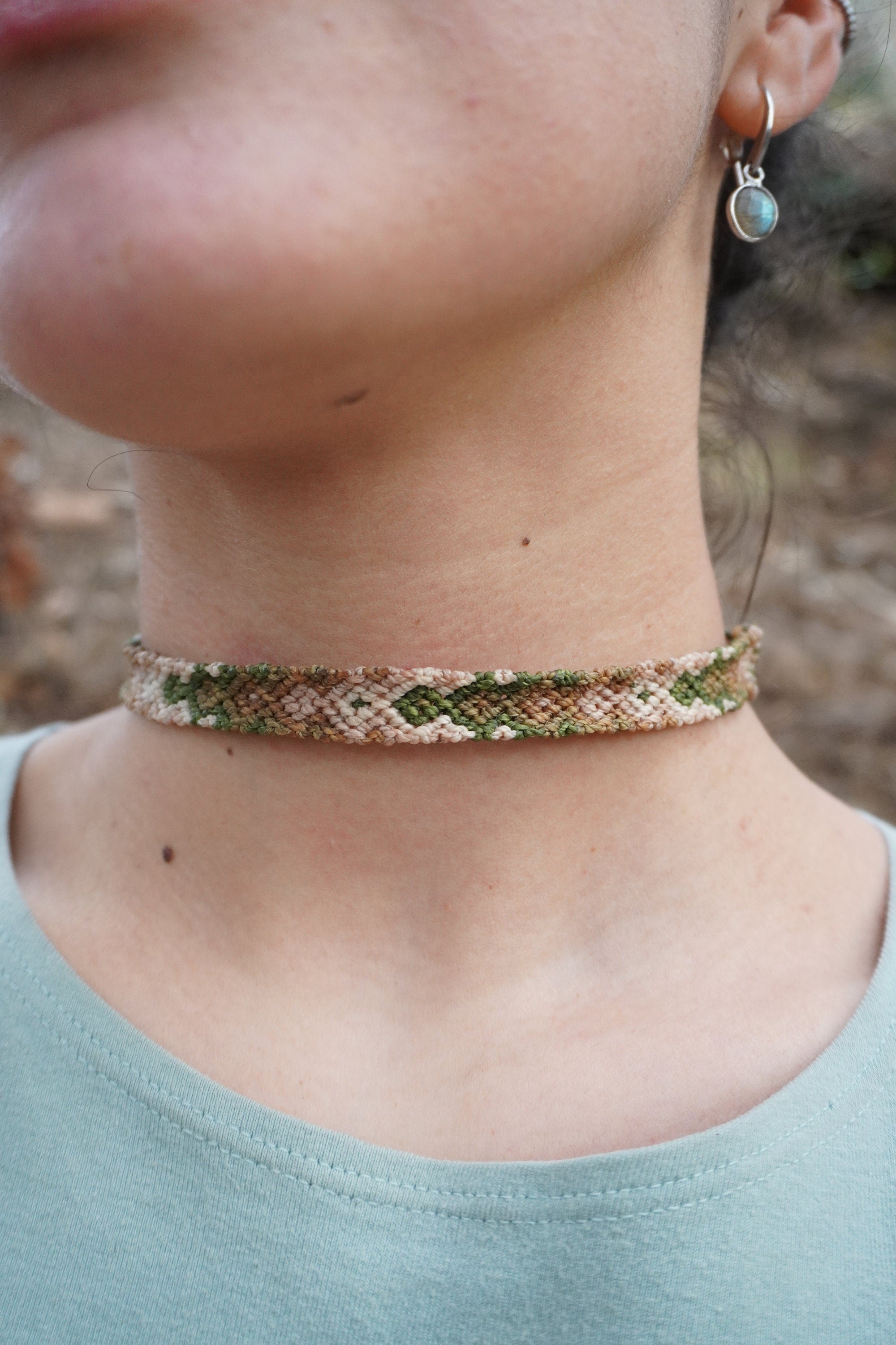 Choker de macramé con Labradorita y Cuarzo verde