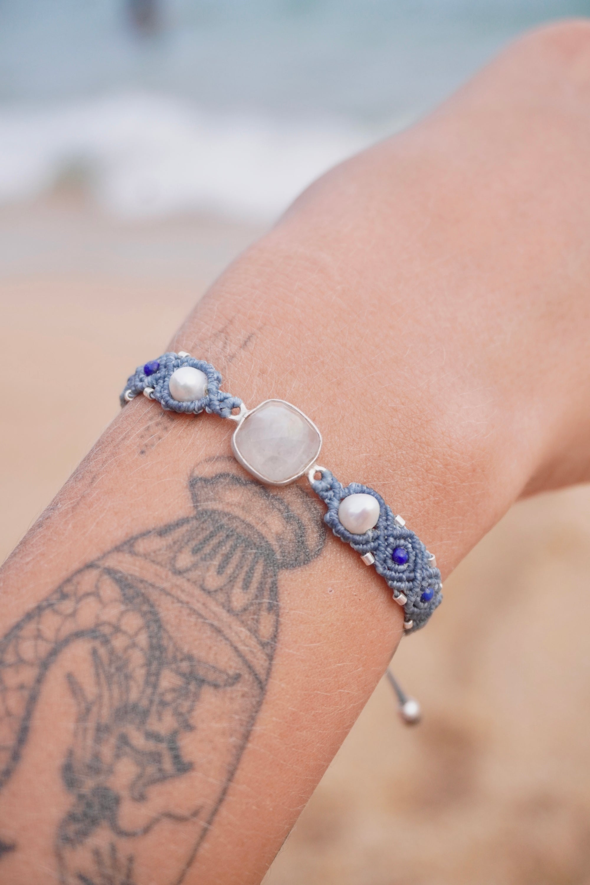 Pulsera de Piedra Luna Arcoiris, Perlas y Lapislazuli