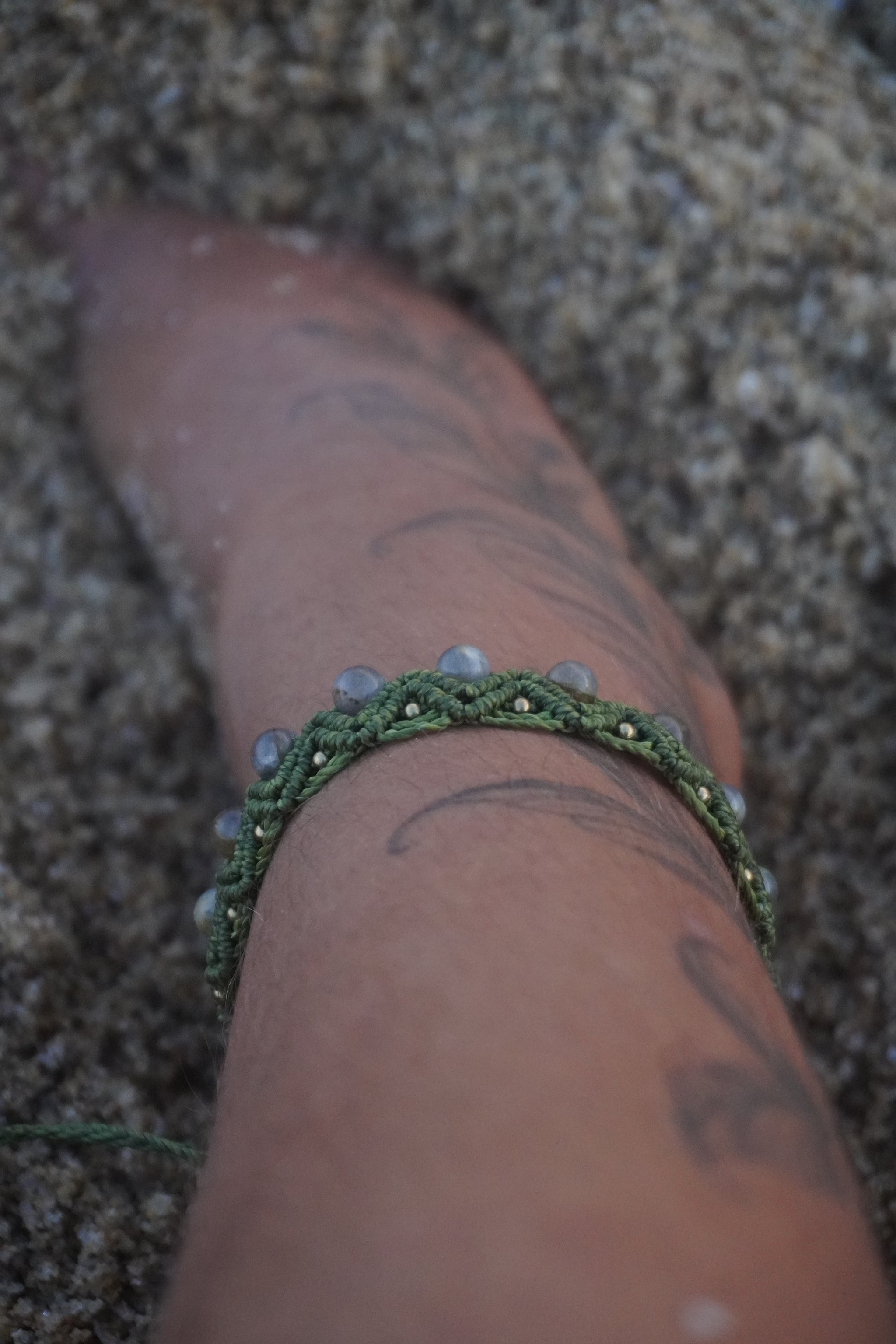 Tobillera de macramé con Labradorita