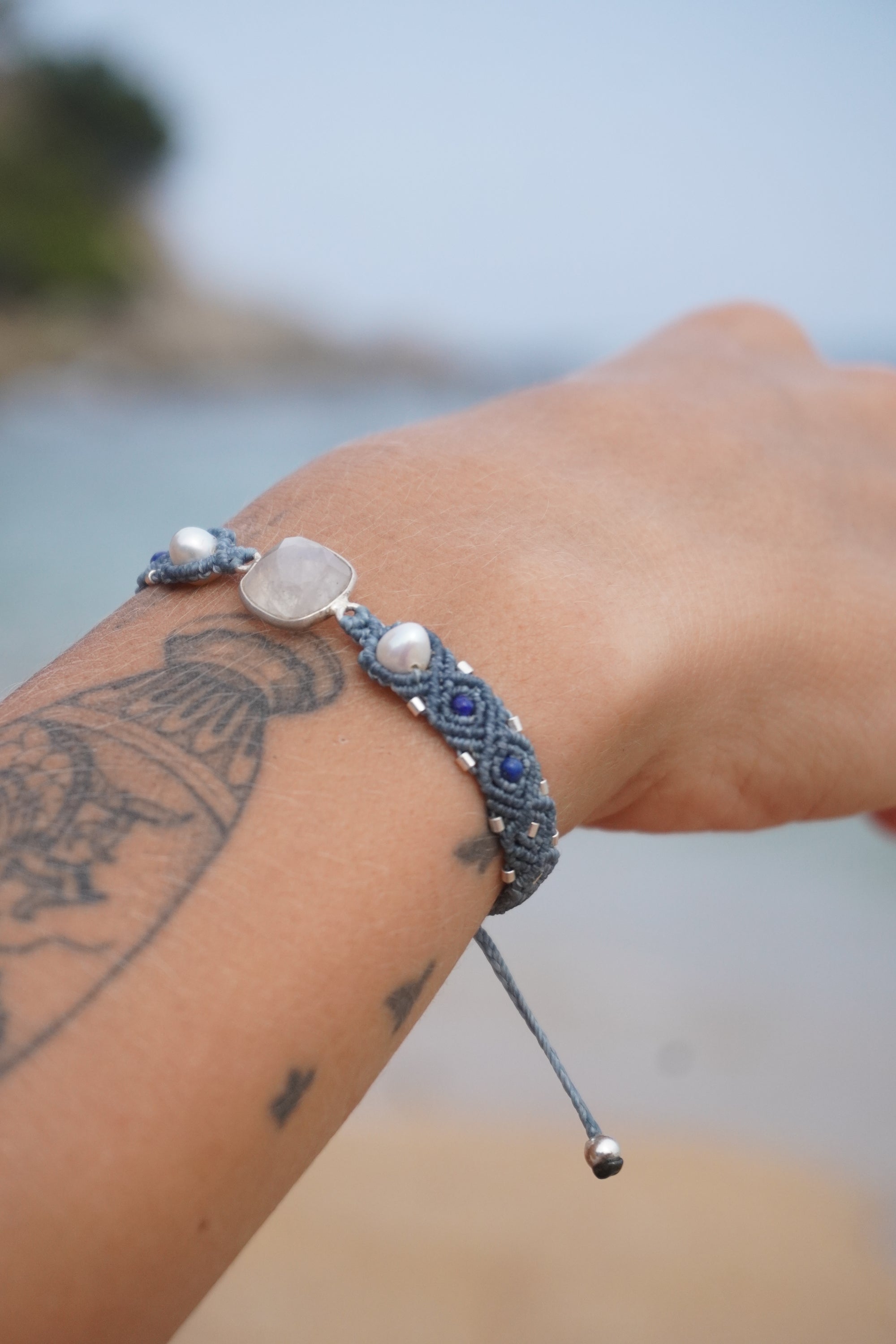 Pulsera de Piedra Luna Arcoiris, Perlas y Lapislazuli