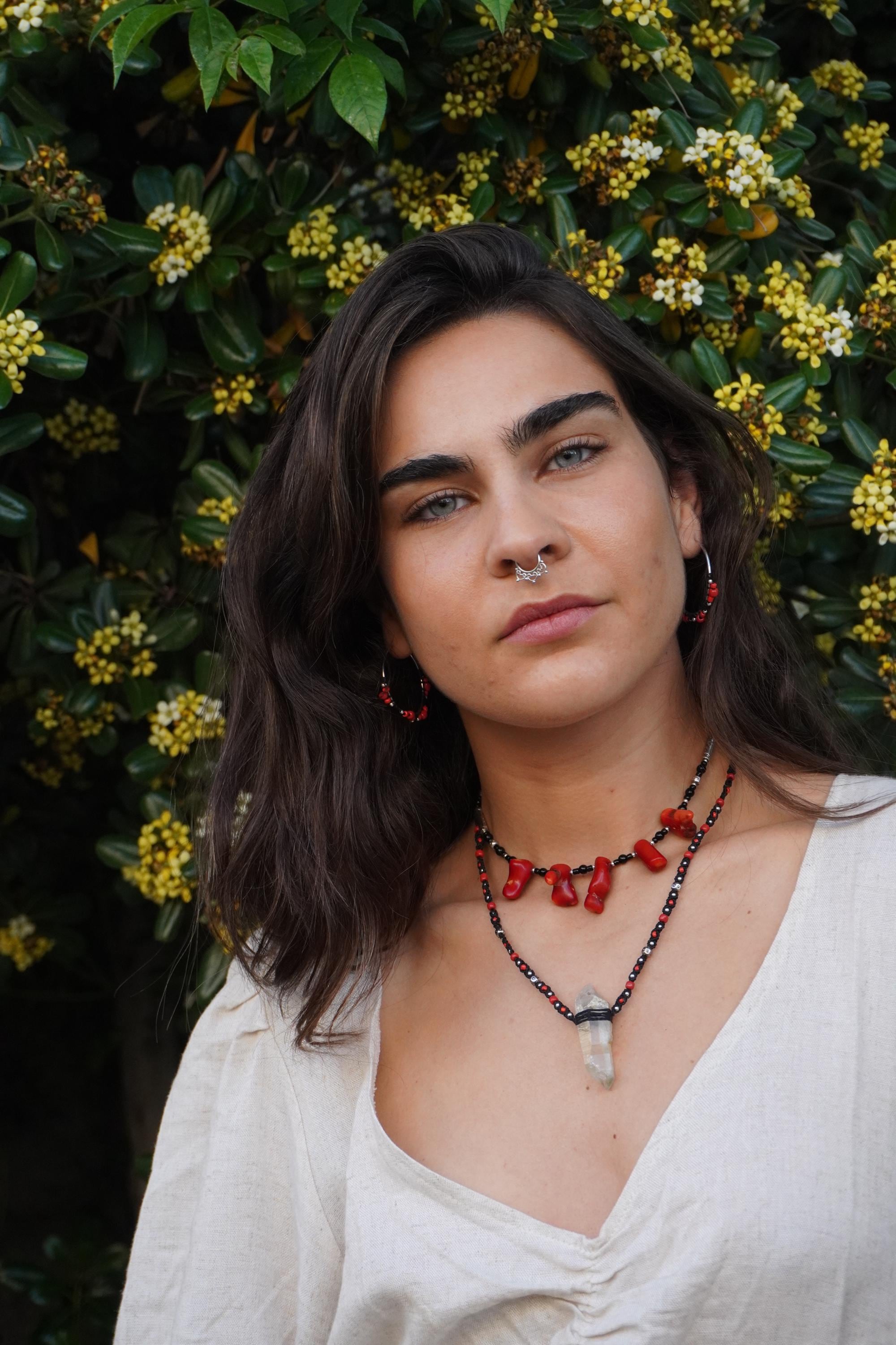 Collar Punta de Cuarzo Cristal, Coral Rojo y Mostacillas de plata marroquí