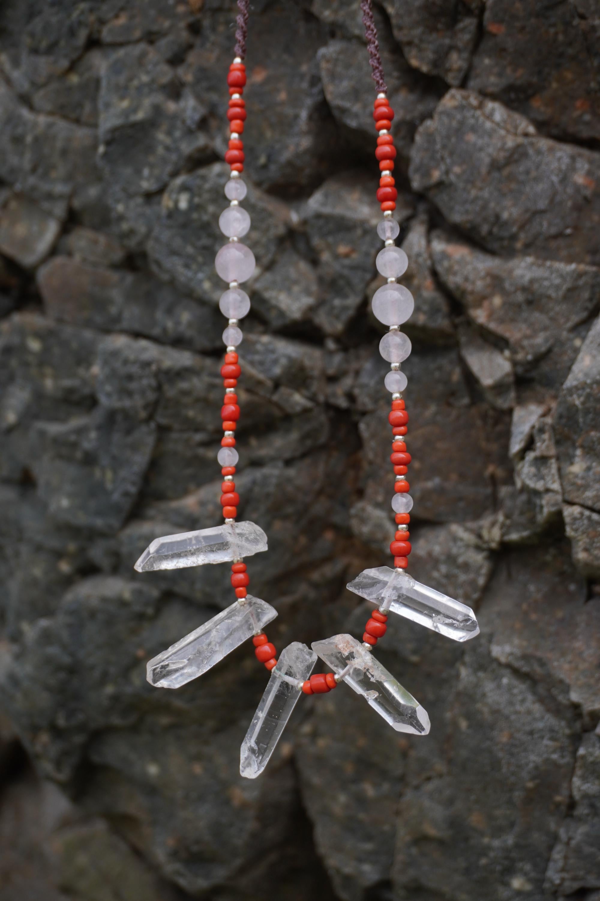 Collar Puntas de Cuarzo Cristal, Coral Rojo y Cuarzo Rosa