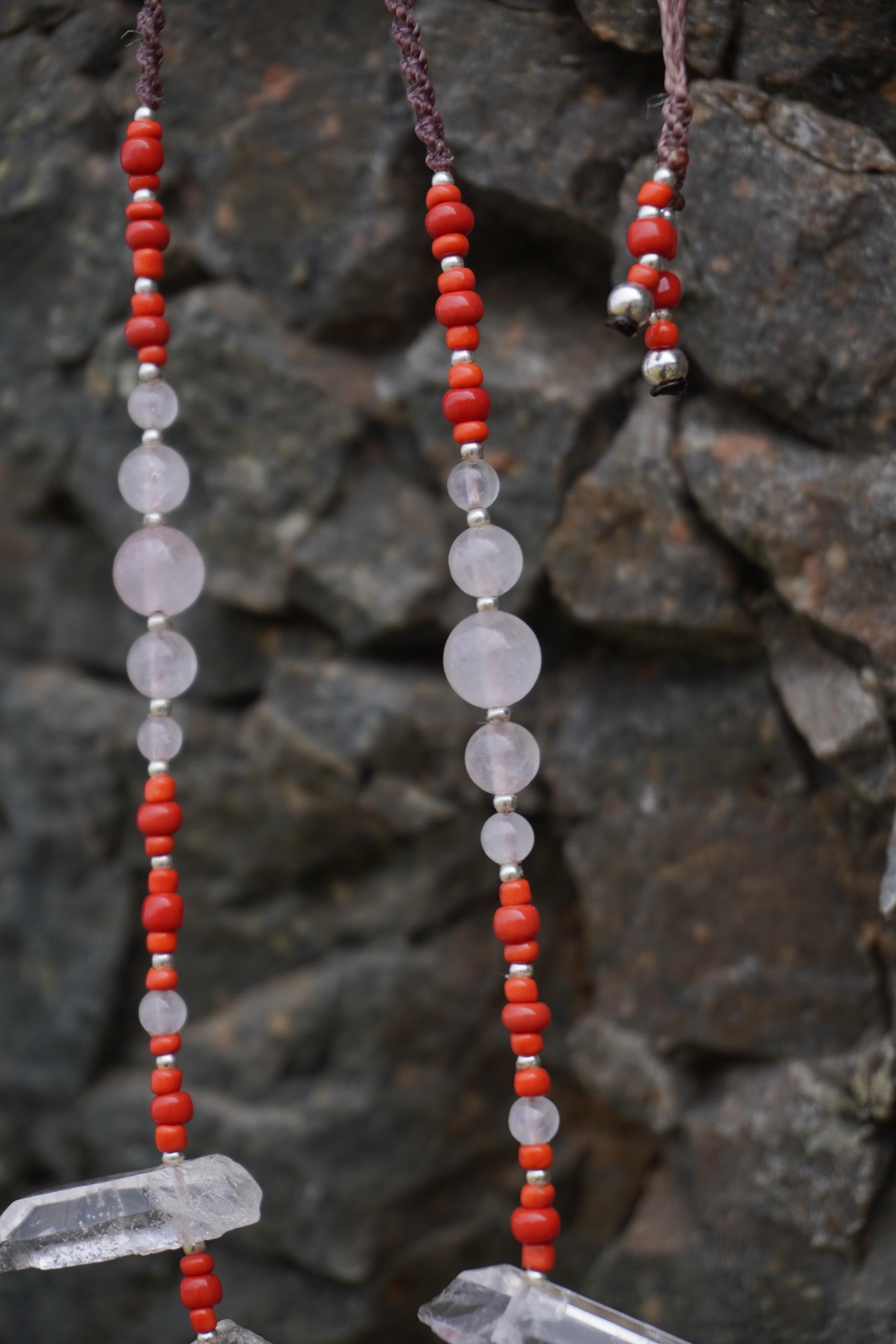Collar Puntas de Cuarzo Cristal, Coral Rojo y Cuarzo Rosa