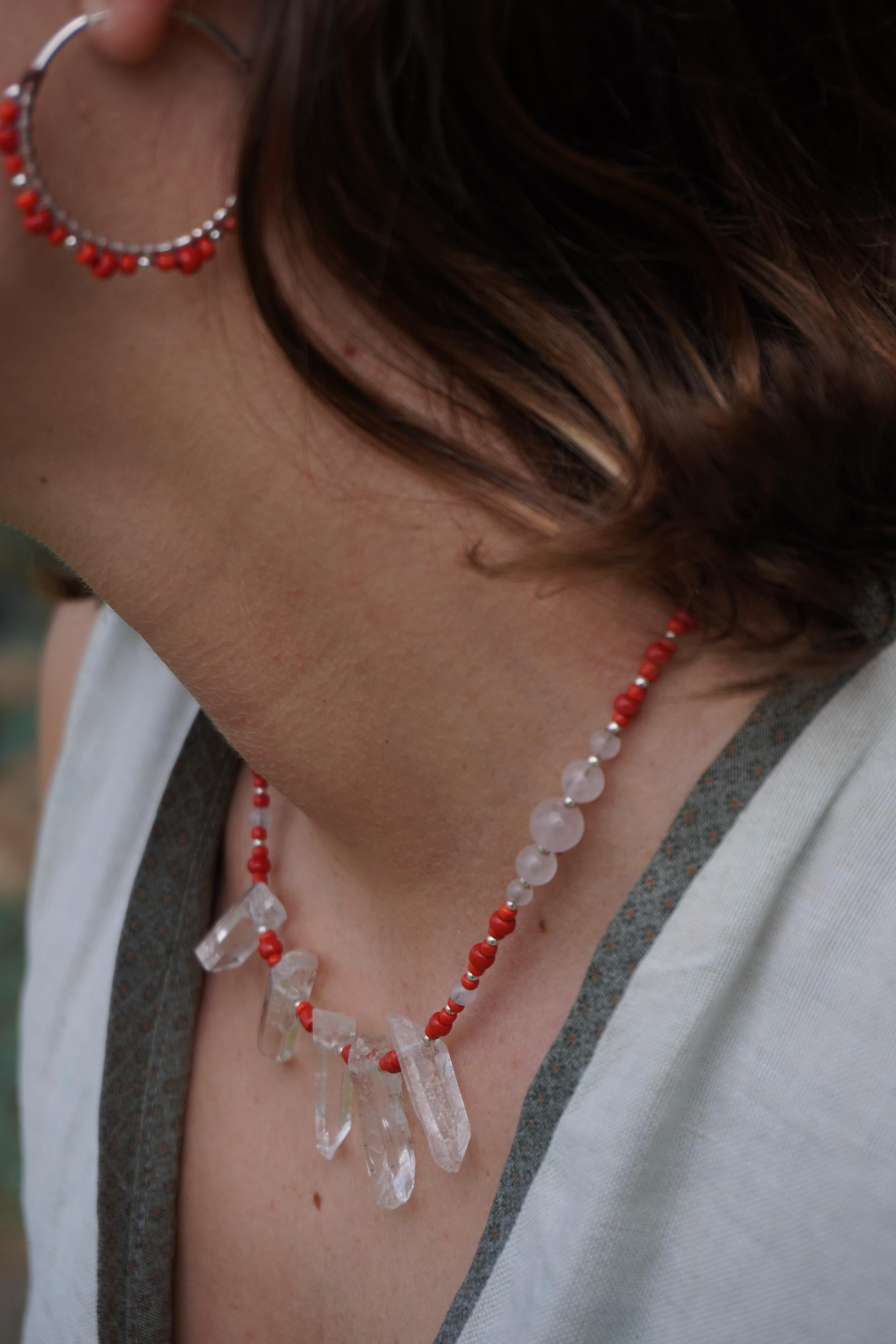 Collar Puntas de Cuarzo Cristal, Coral Rojo y Cuarzo Rosa