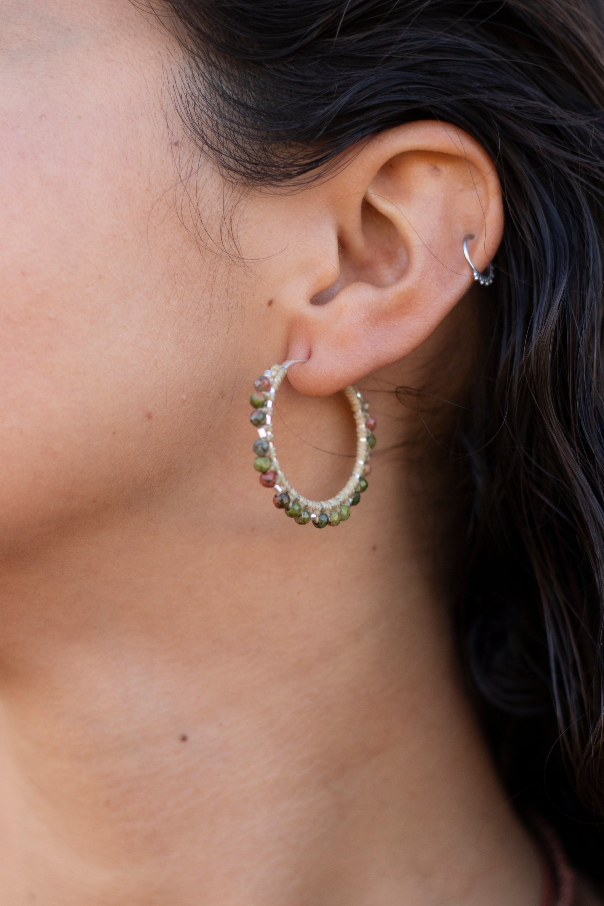 Aros de plata con Unakita