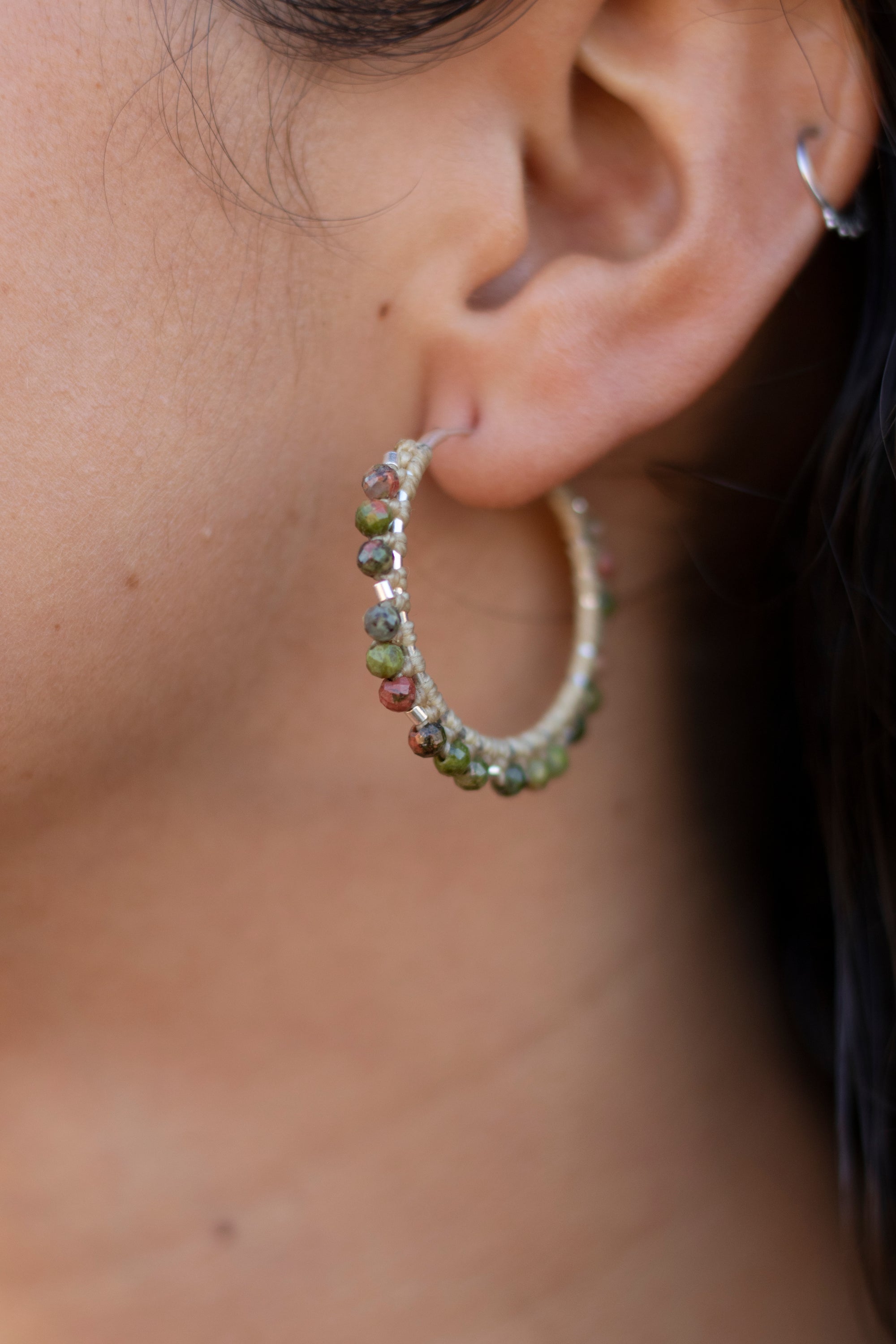 Aros de plata con Unakita