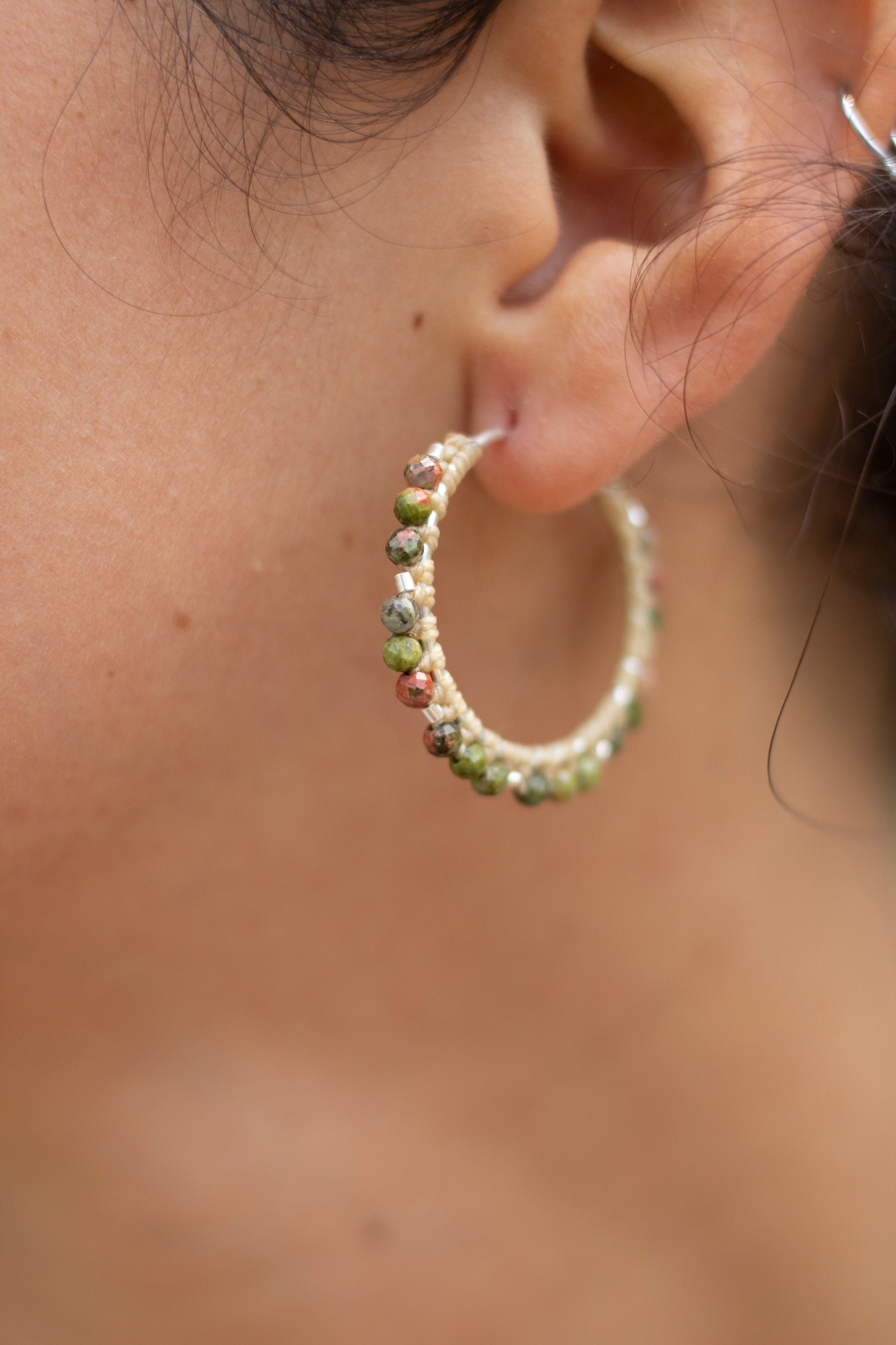 Aros de plata con Unakita