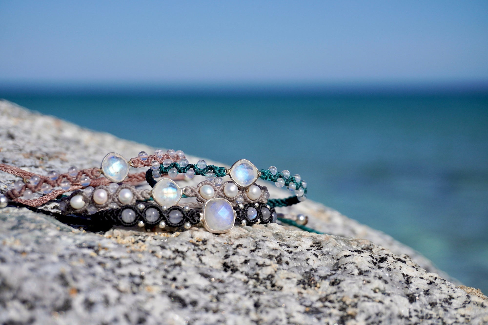 Pulsera de Piedra Luna Arcoiris, Perlas y Cuarzo Cristal