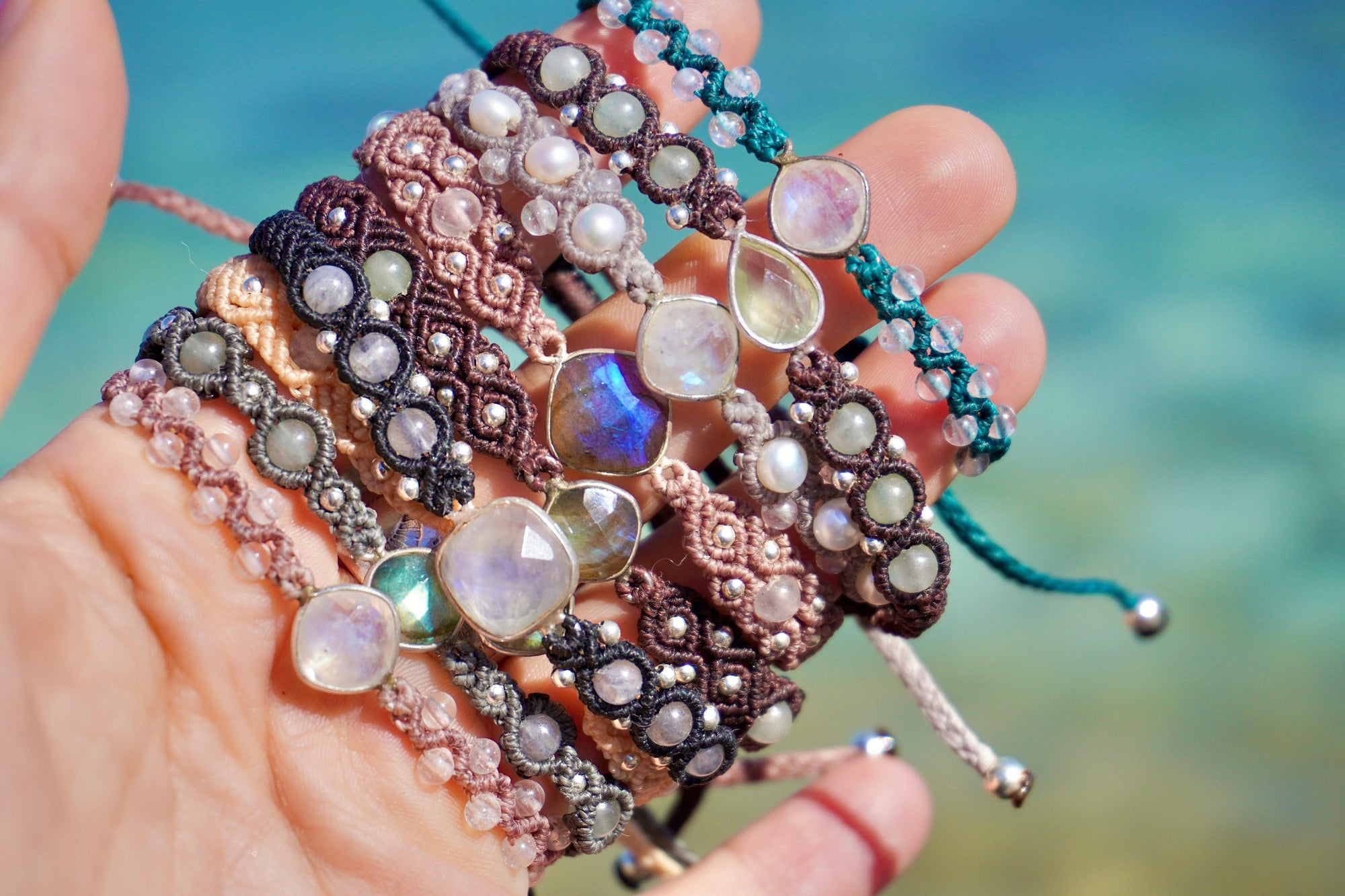 Pulsera de Piedra Luna Arcoiris, Perlas y Cuarzo Cristal