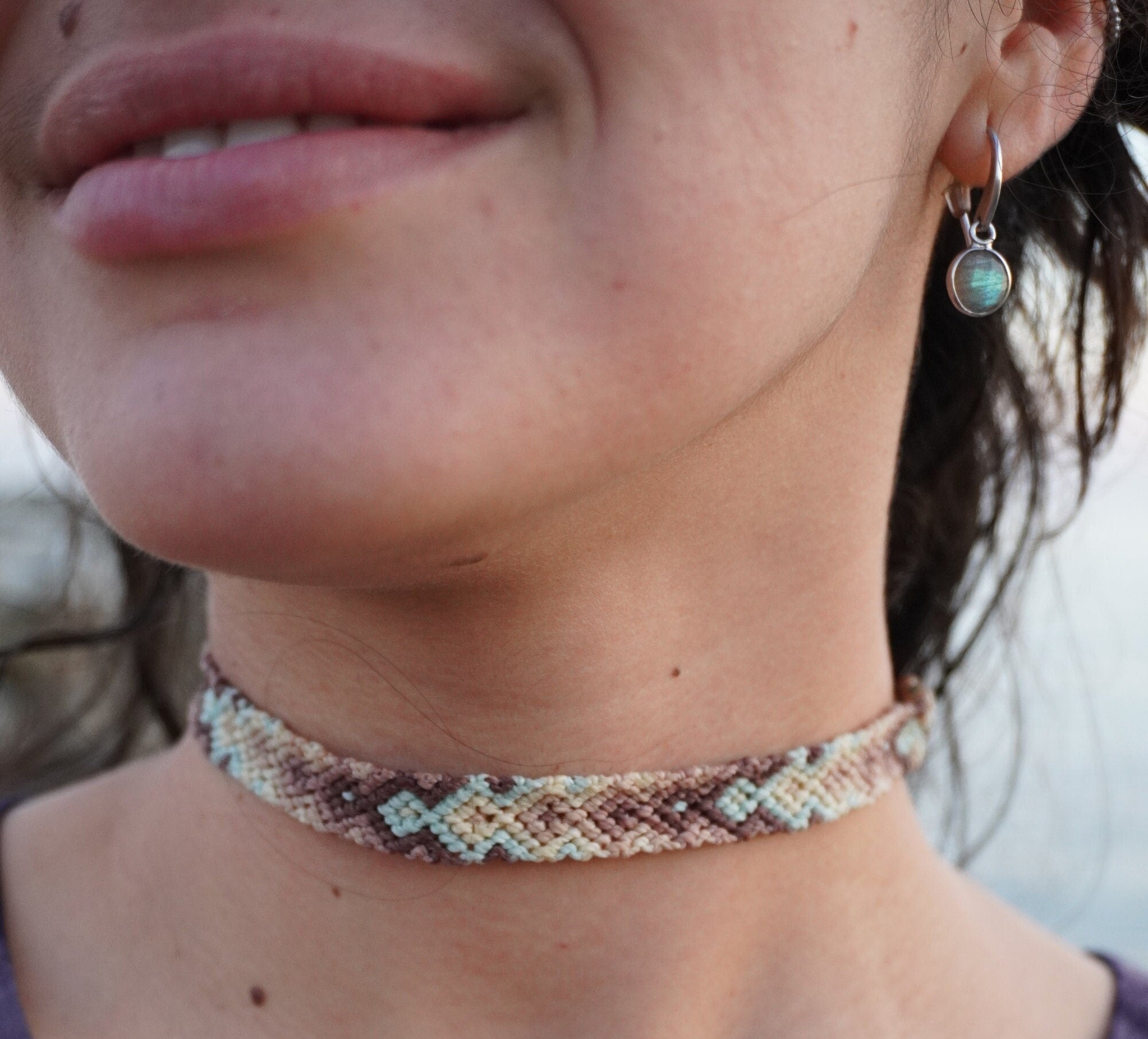 Chocker de macramé con Labradorita y Cuarzo Verde