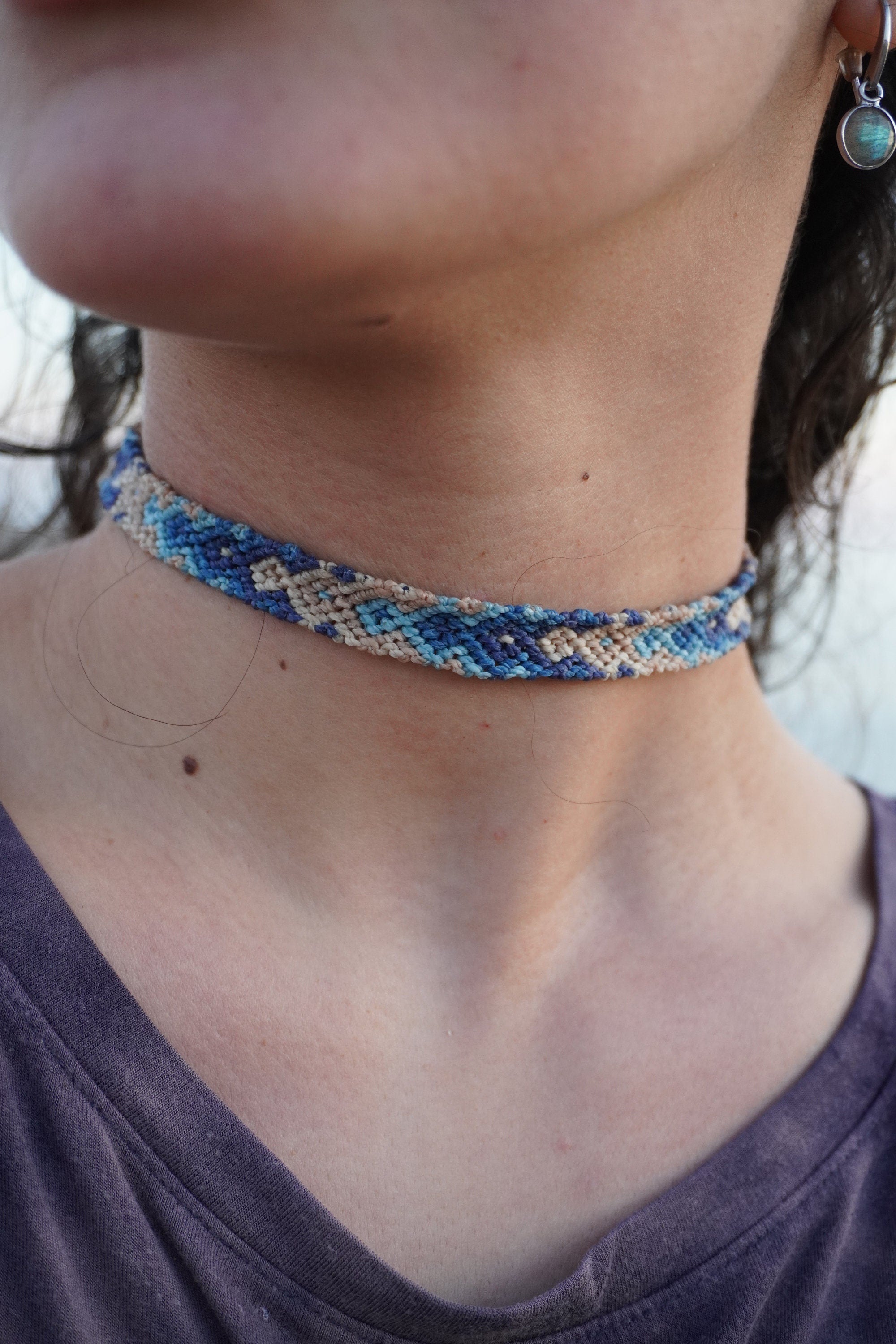 Chocker de macramé azulado con Labradorita