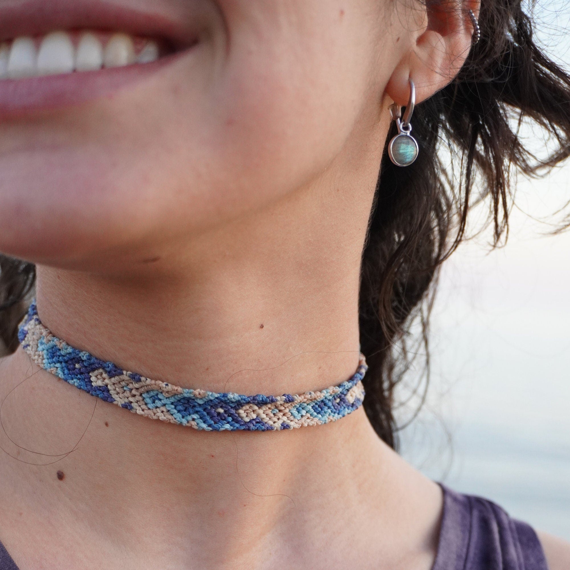 Chocker de macramé azulado con Labradorita