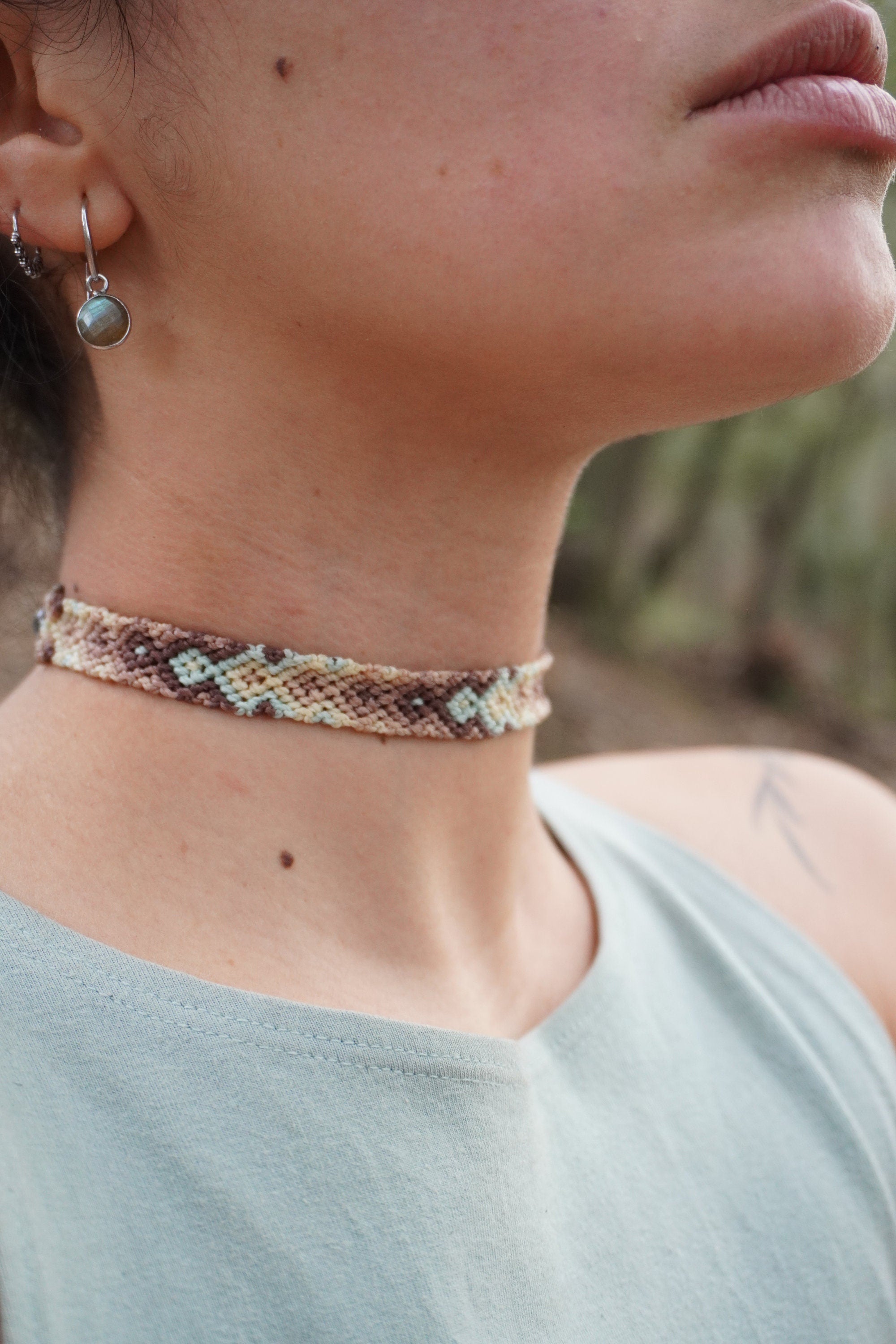Chocker de macramé con Labradorita y Cuarzo Verde