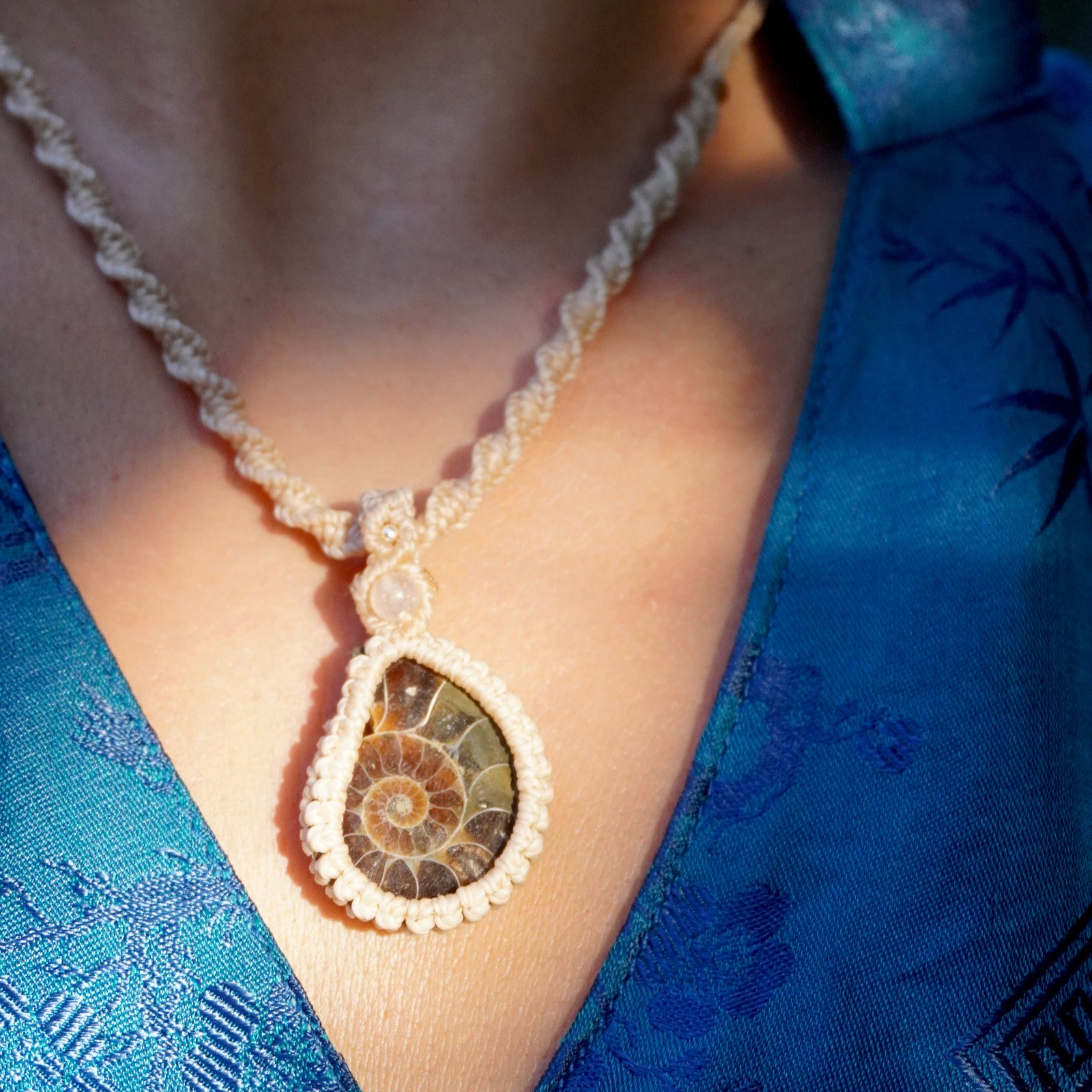 Collar de macramé con Amonnite y Caurzo Rosa