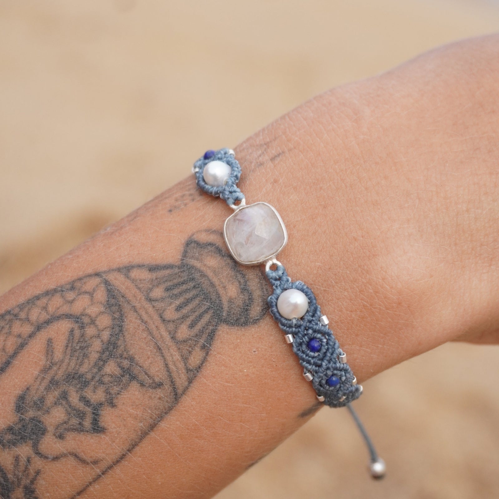 Pulsera de Piedra Luna Arcoiris, Perlas y Lapislazuli