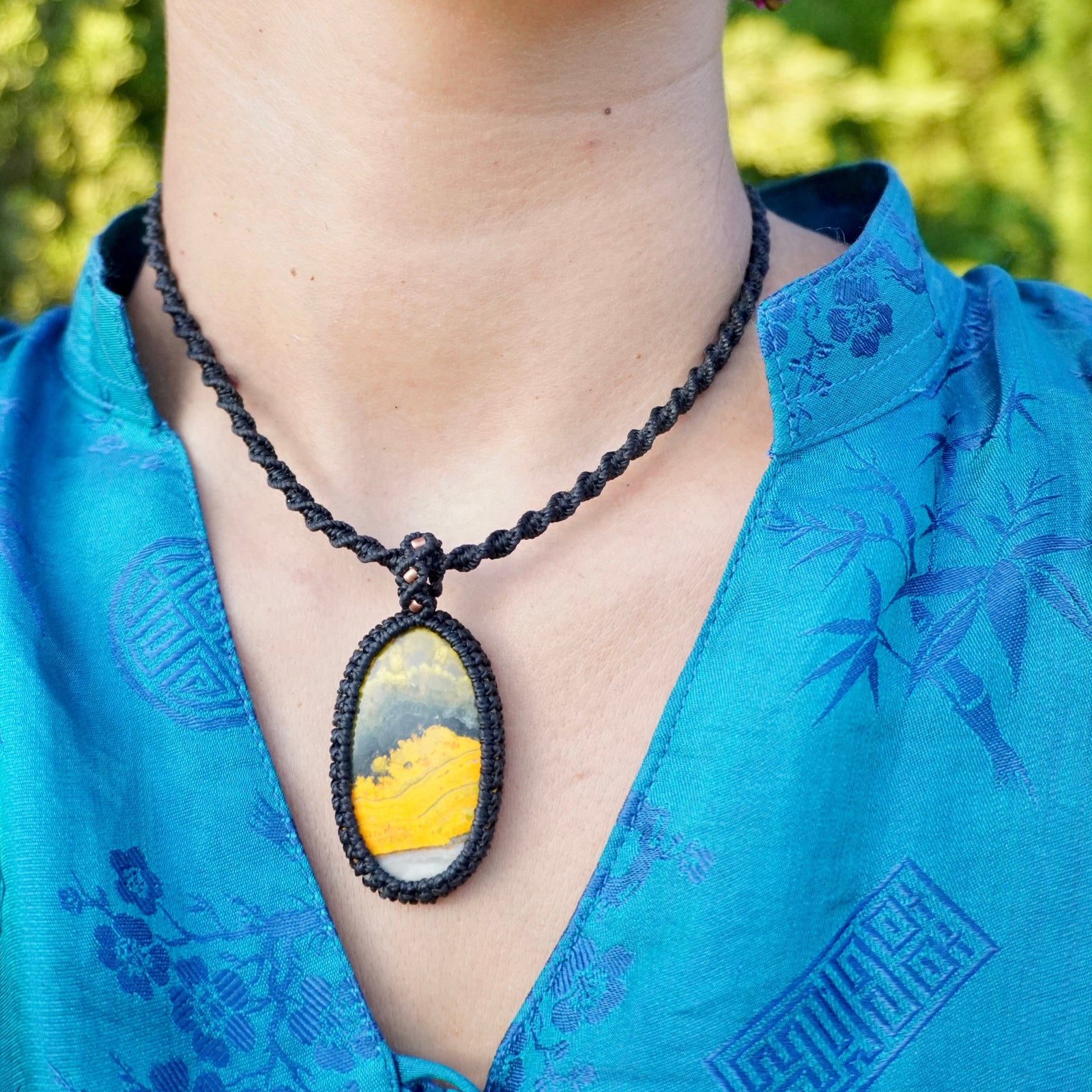 Collar de macramé con Jaspe Abejorro y Cuarzo Solar