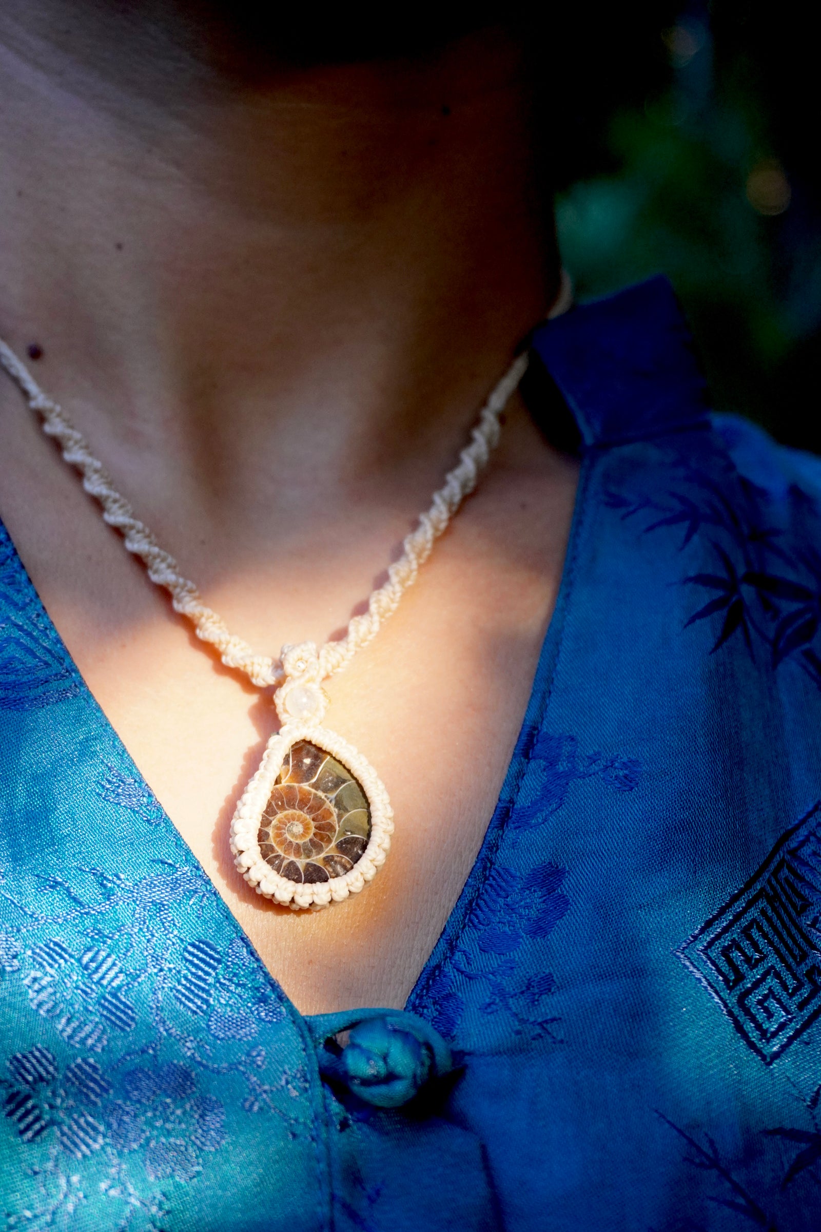 Collar de macramé con Amonnite y Caurzo Rosa