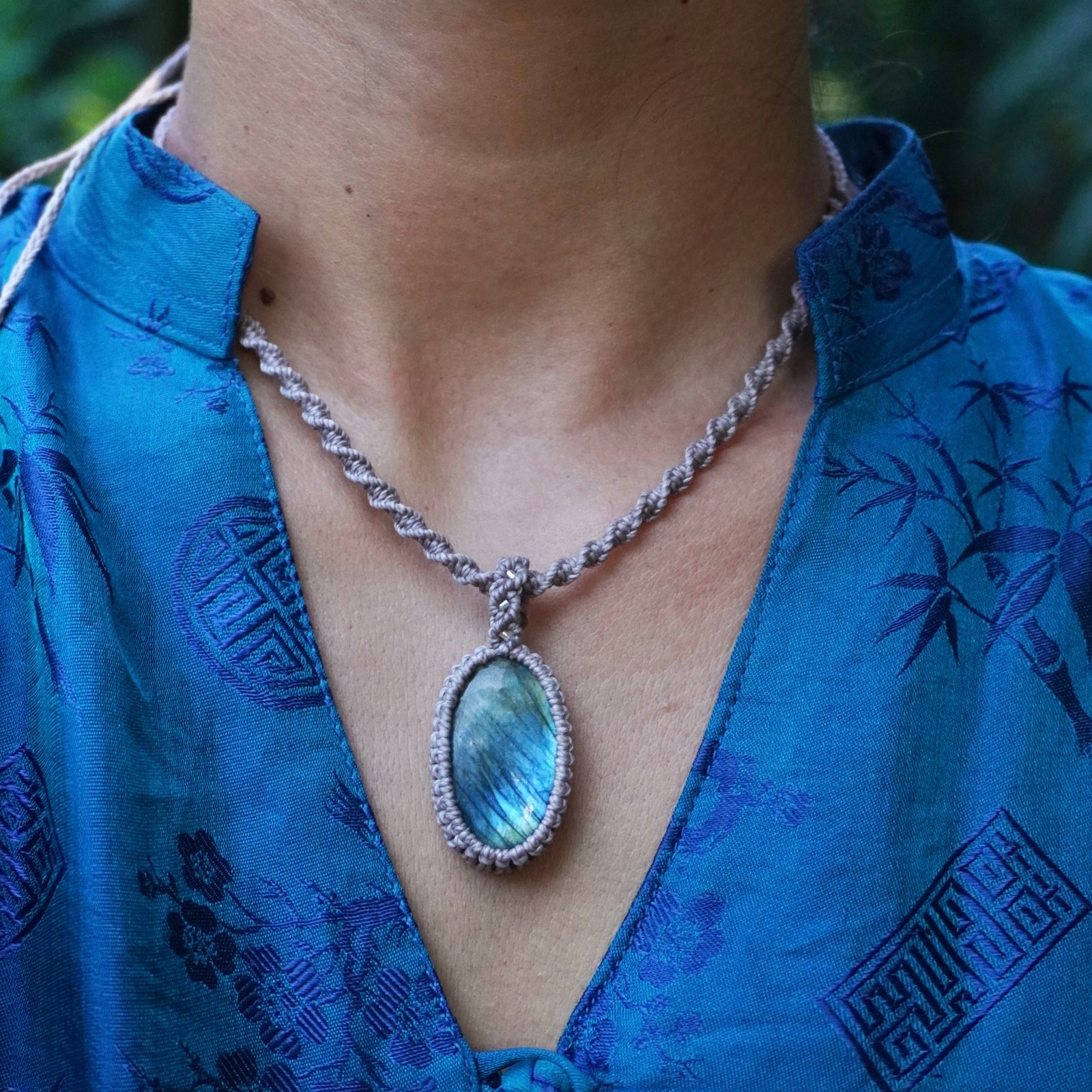 Collar de macramé con Labradorita y Amatista
