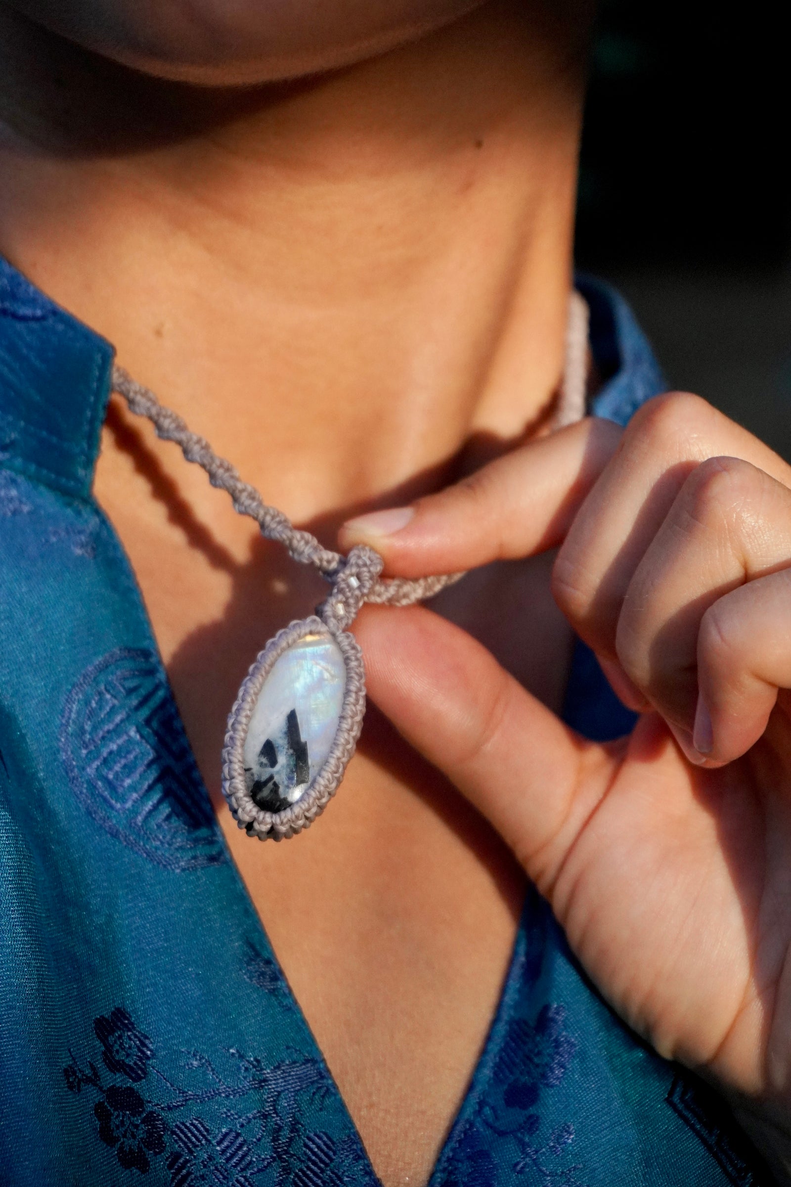 Collar de macramé con Piedra Luna Arcoiris y Cuarzo Rosa