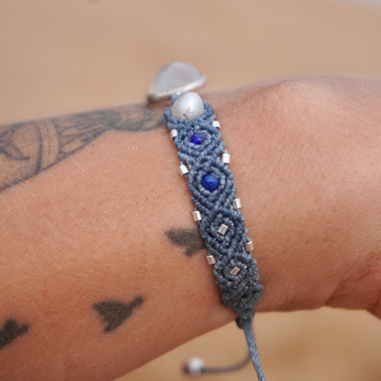 Pulsera de Piedra Luna Arcoiris, Perlas y Lapislazuli