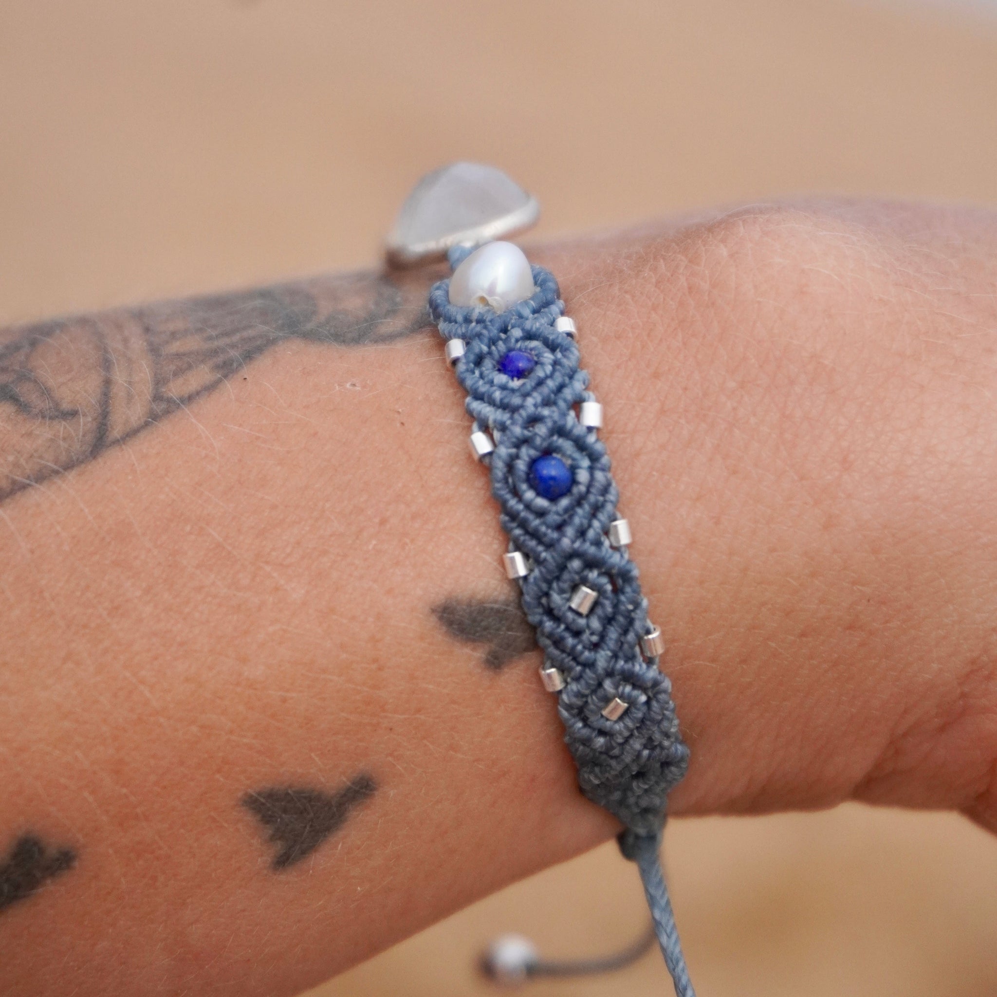 Pulsera de Piedra Luna Arcoiris, Perlas y Lapislazuli