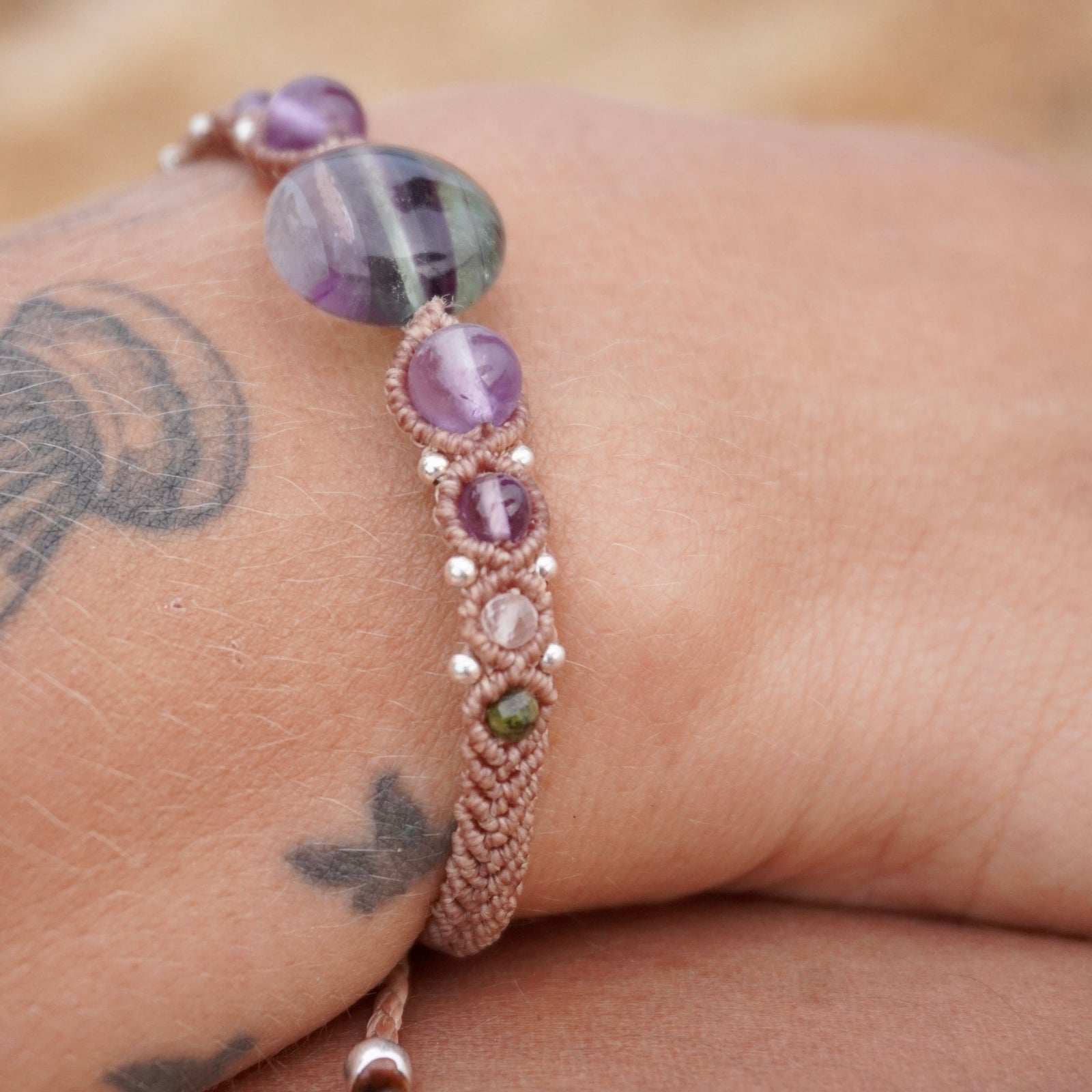 Pulsera de Fluorita, Amatista, Cuarzo cristal y Unakita