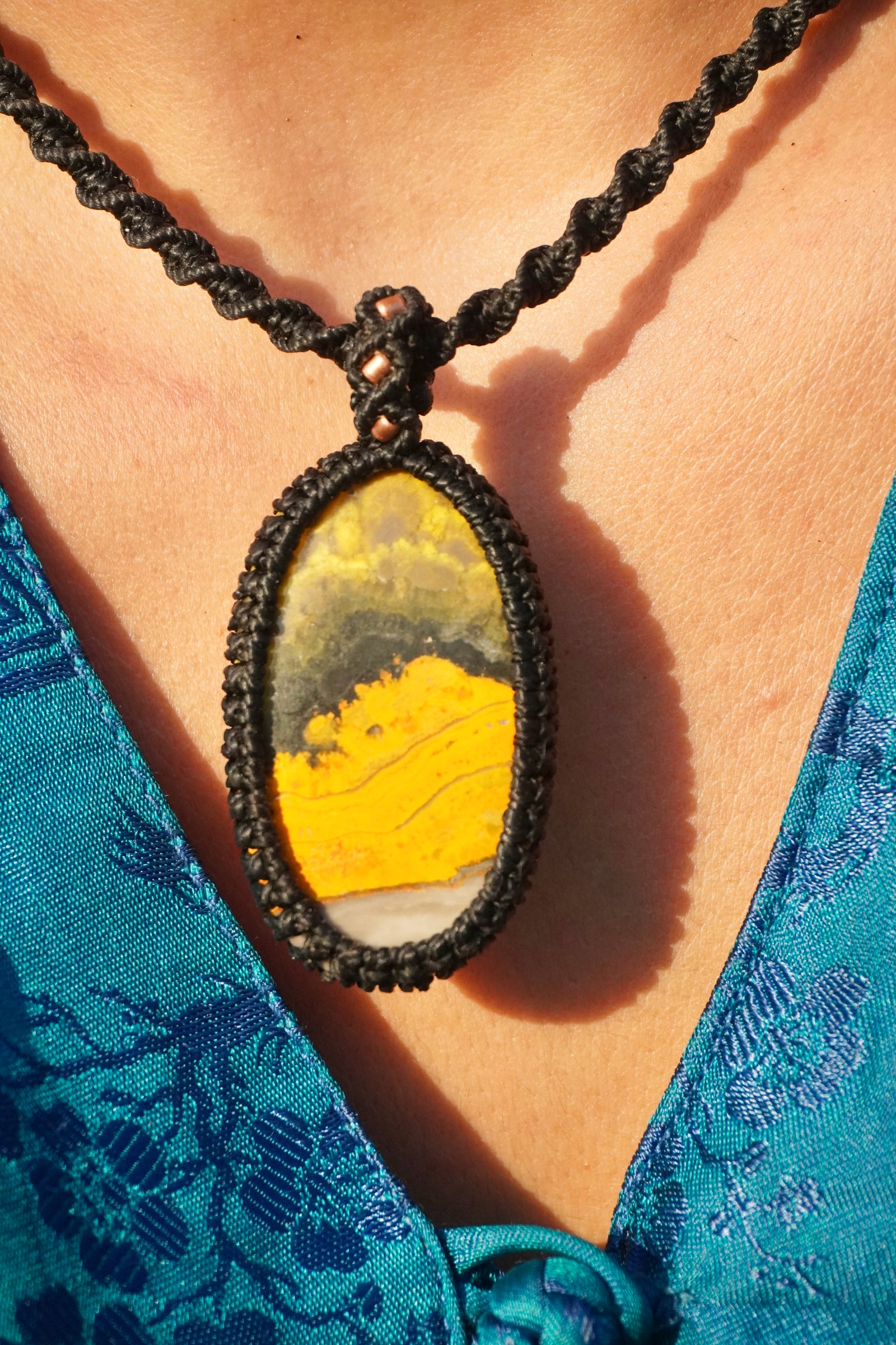 Collar de macramé con Jaspe Abejorro y Cuarzo Solar