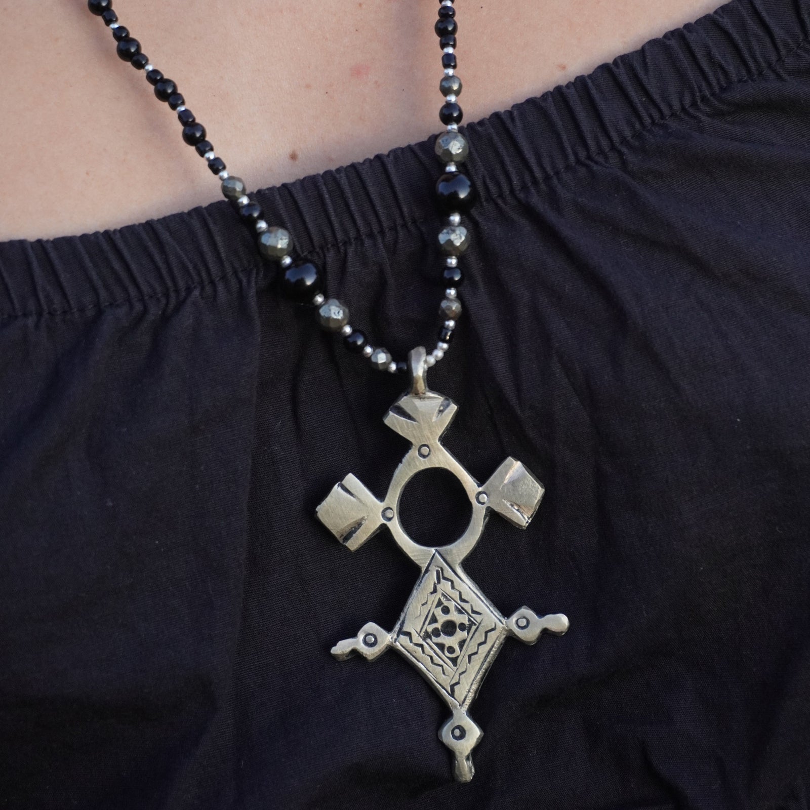 Collar Cruz bereber de Marruecos con Ónix y Pirita