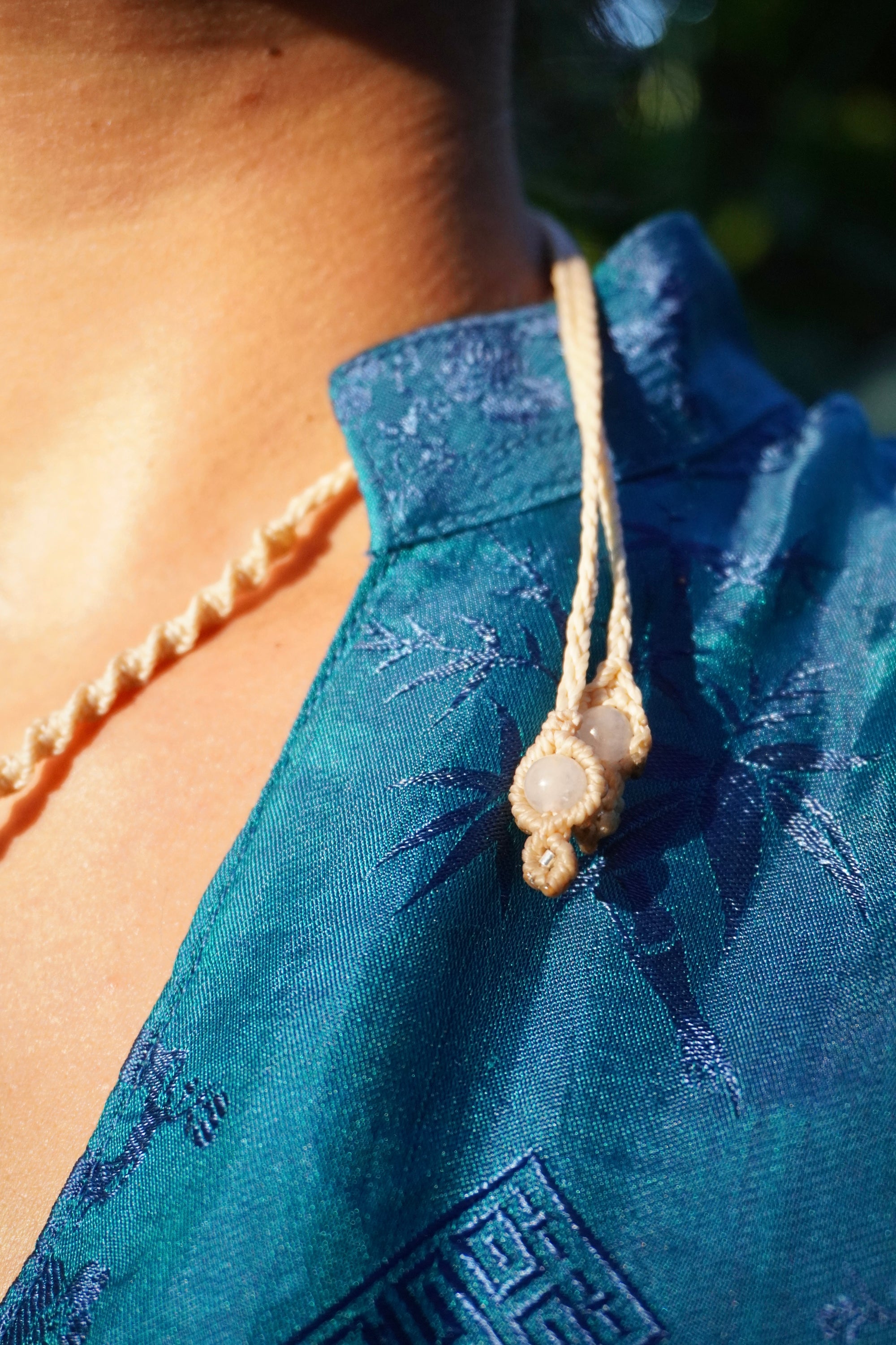 Collar de macramé con Amonnite y Caurzo Rosa