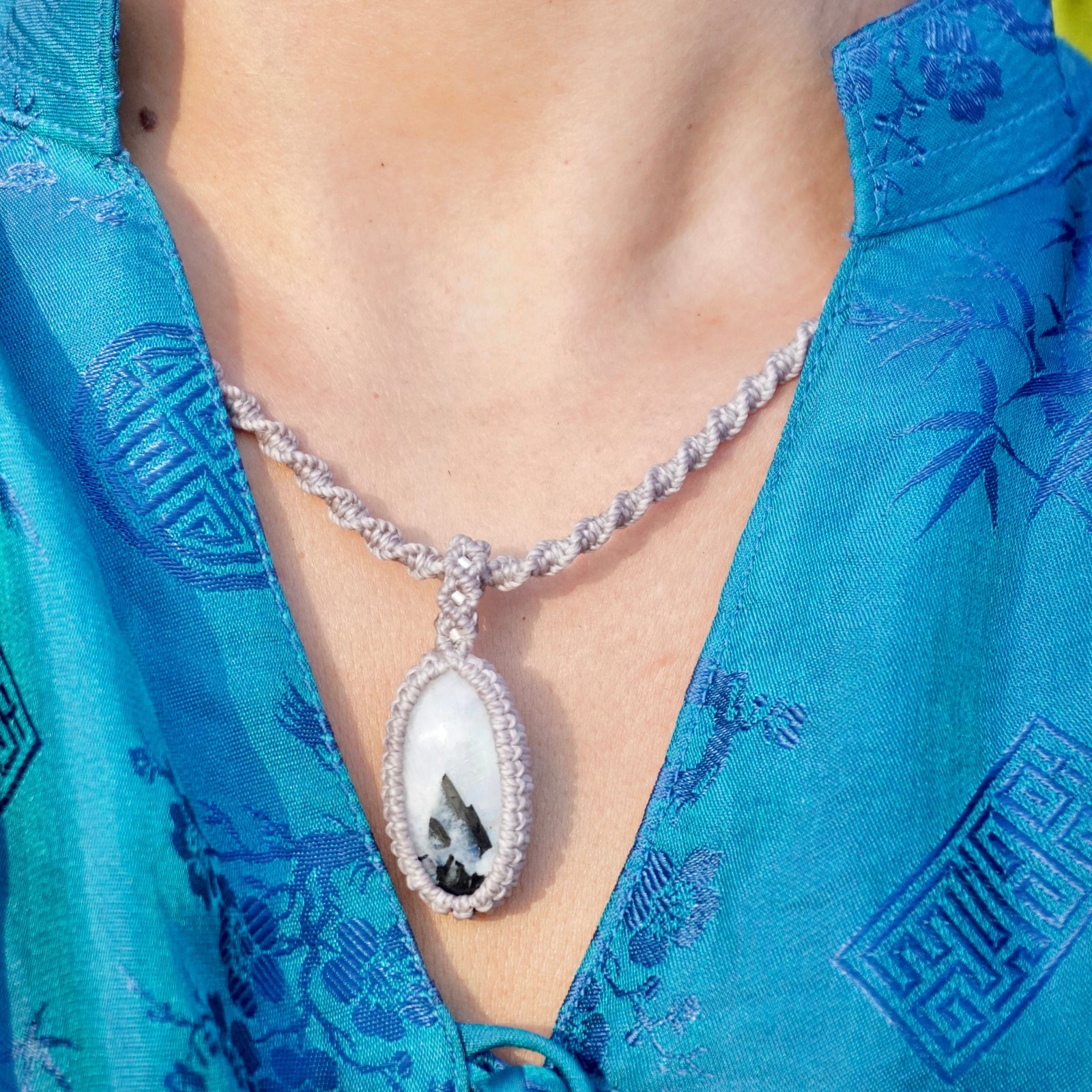 Collar de macramé con Piedra Luna Arcoiris y Cuarzo Rosa