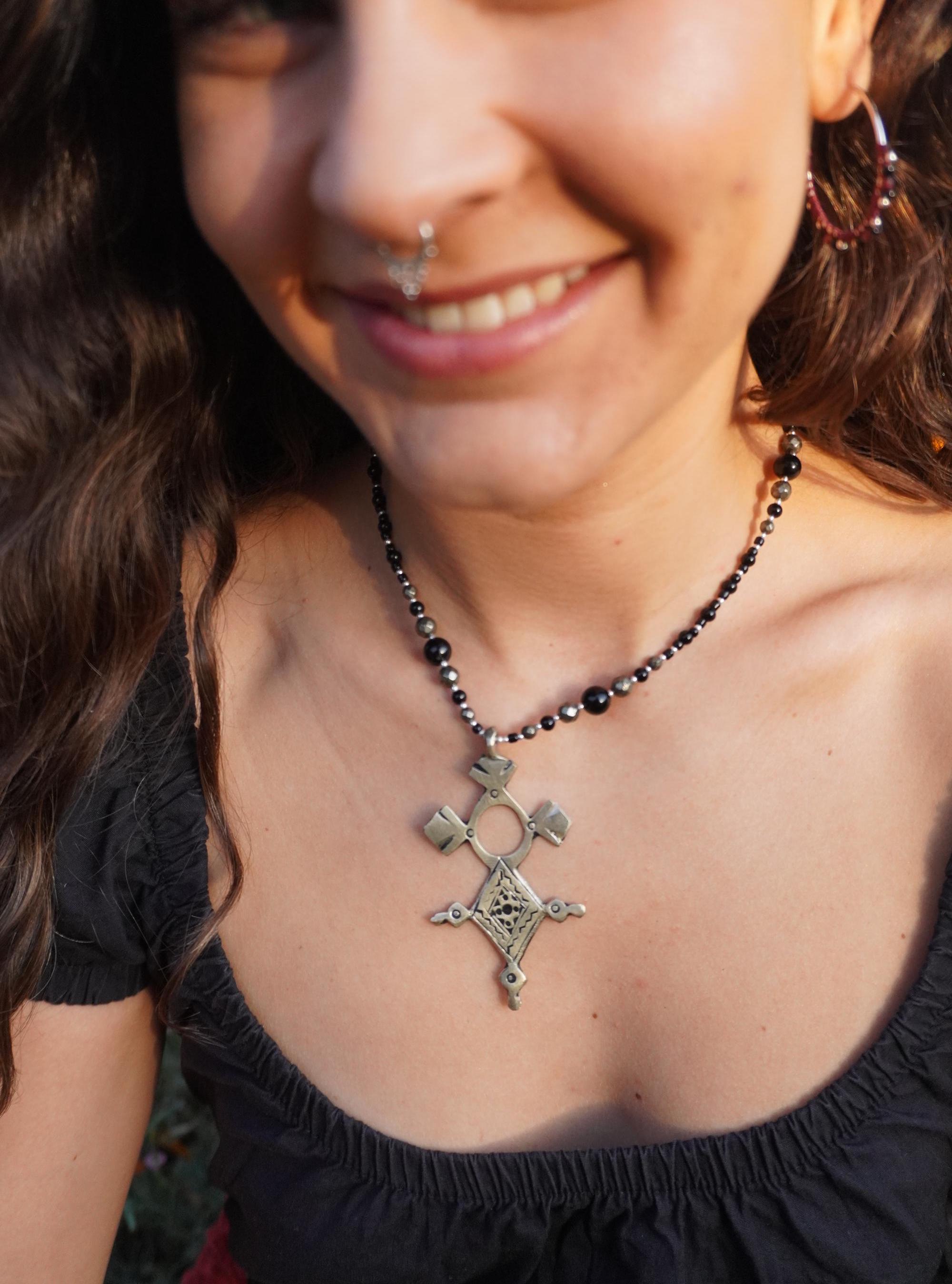 Collar Cruz bereber de Marruecos con Ónix y Pirita