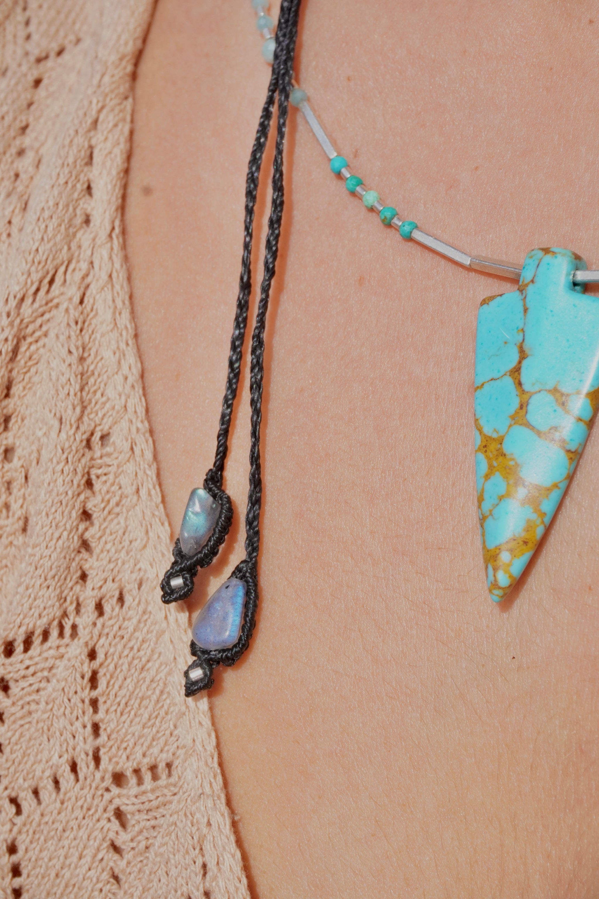 Collar Punta de Turquesa, Amazonita, Piedra Luna Arcoíris y Labradorita