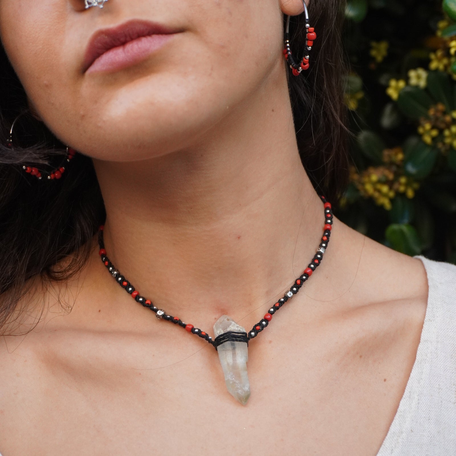Collar Punta de Cuarzo Cristal, Coral Rojo y Mostacillas de plata marroquí