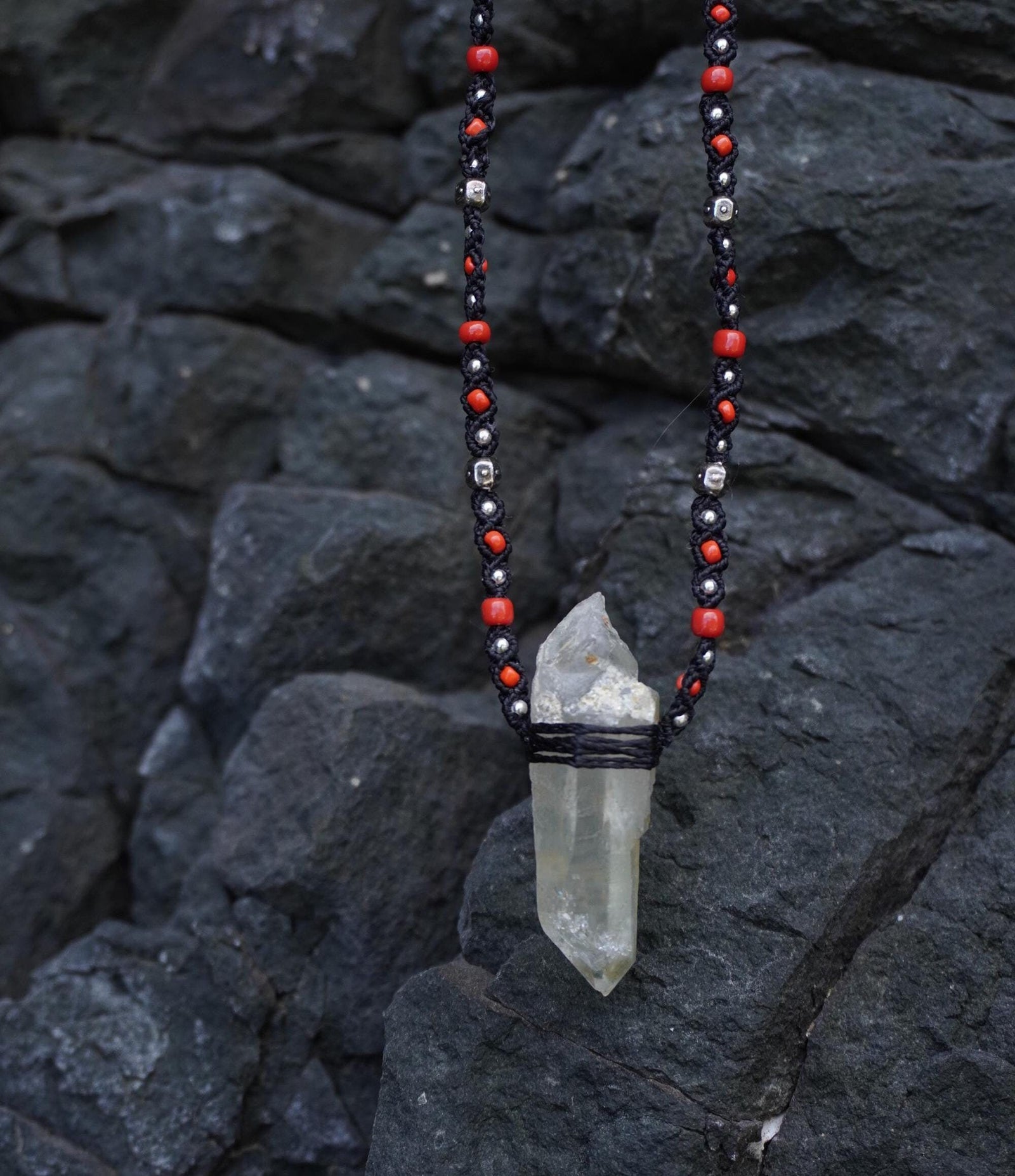 Collar Punta de Cuarzo Cristal, Coral Rojo y Mostacillas de plata marroquí