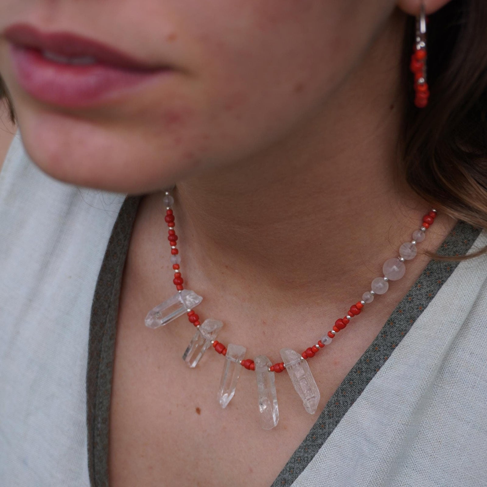 Collar Puntas de Cuarzo Cristal, Coral Rojo y Cuarzo Rosa