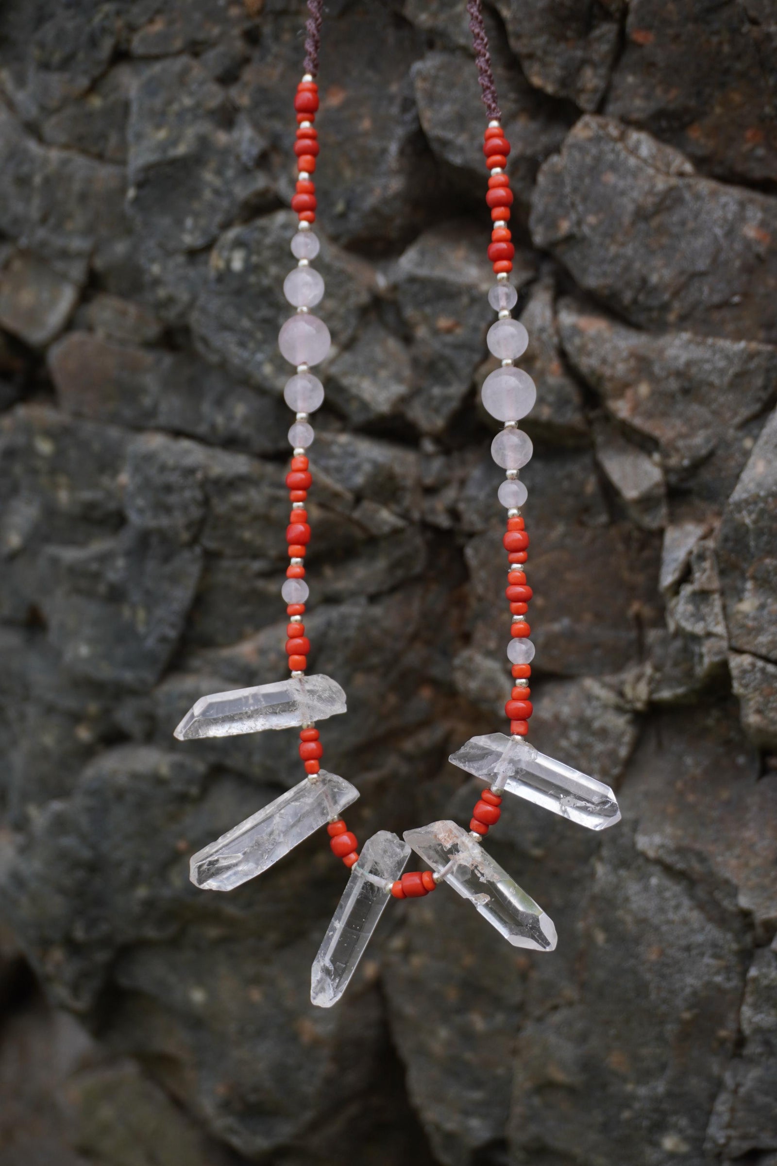 Collar Puntas de Cuarzo Cristal, Coral Rojo y Cuarzo Rosa