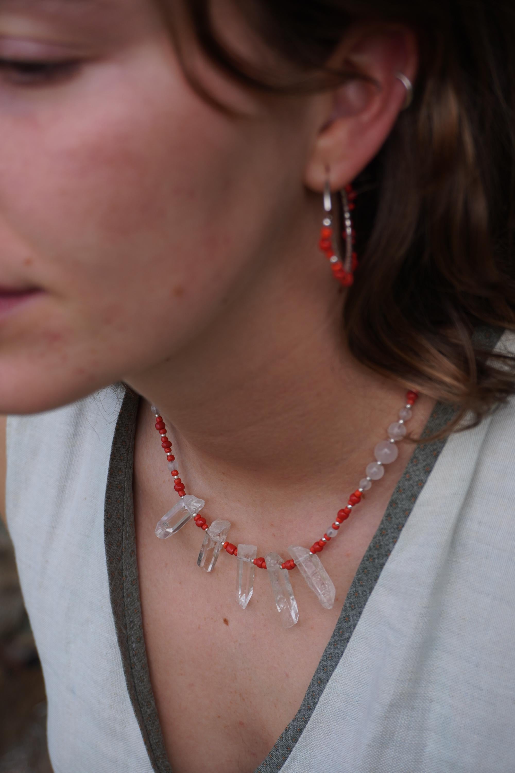 Collar Puntas de Cuarzo Cristal, Coral Rojo y Cuarzo Rosa