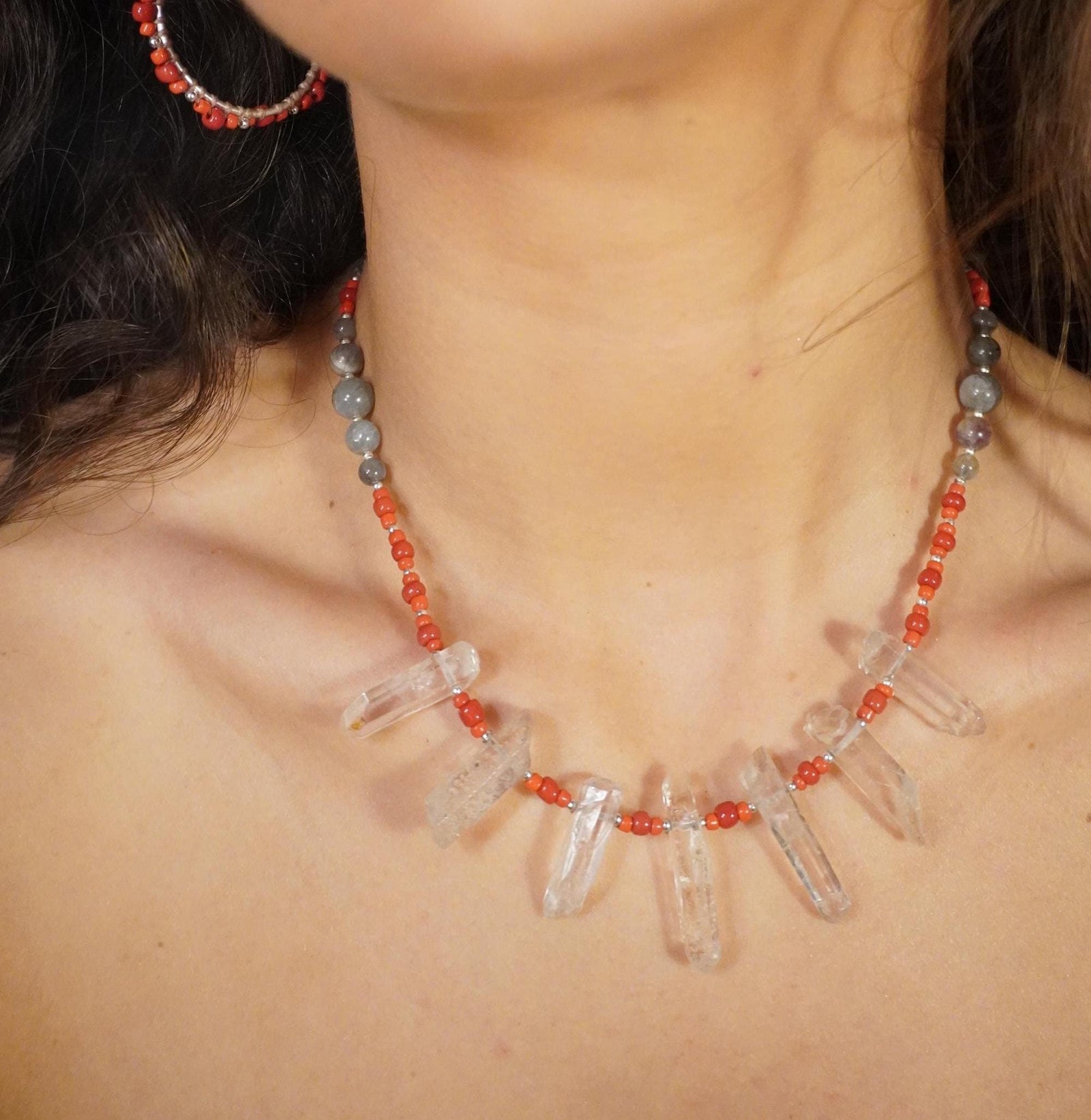 Collar Puntas de Cuarzo Cristal, Coral Rojo y Labradorita