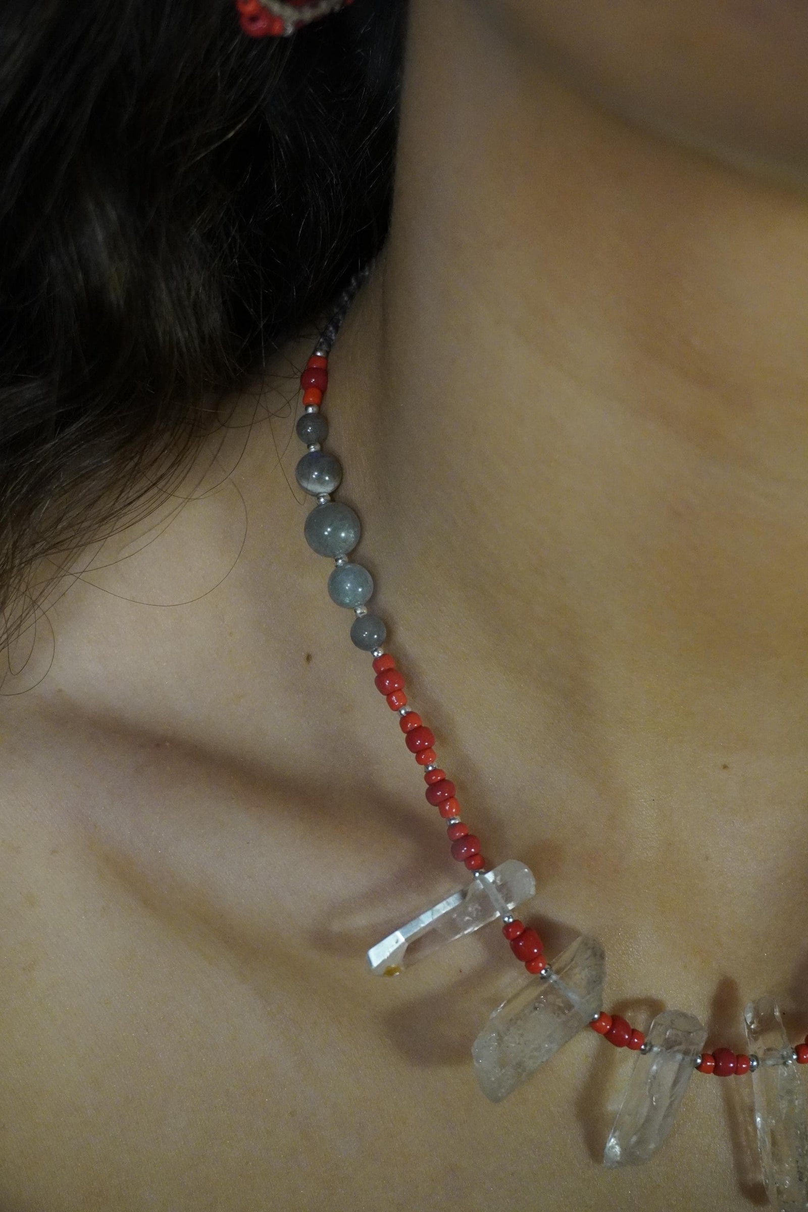 Collar Puntas de Cuarzo Cristal, Coral Rojo y Labradorita