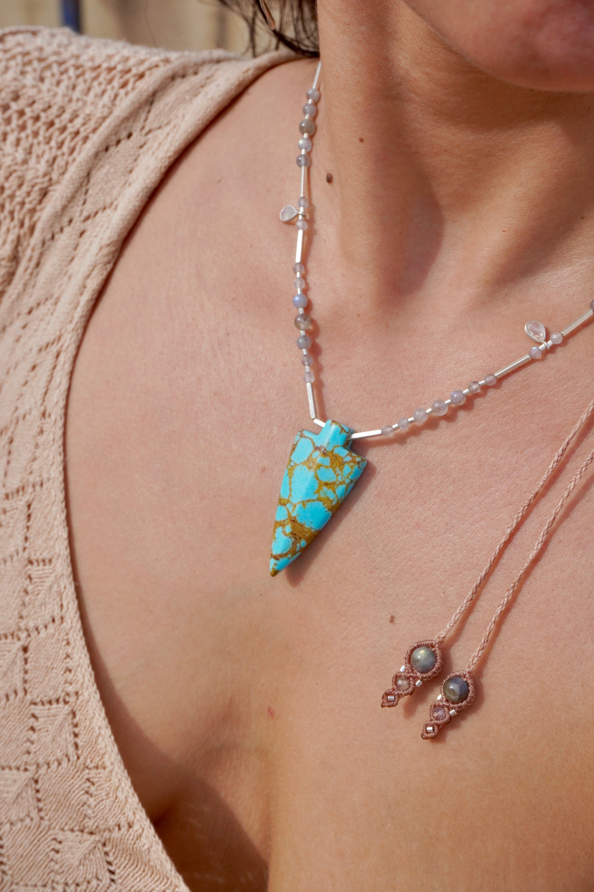 Collar punta de Turquesa, labradorita y piedra luna arcoíris