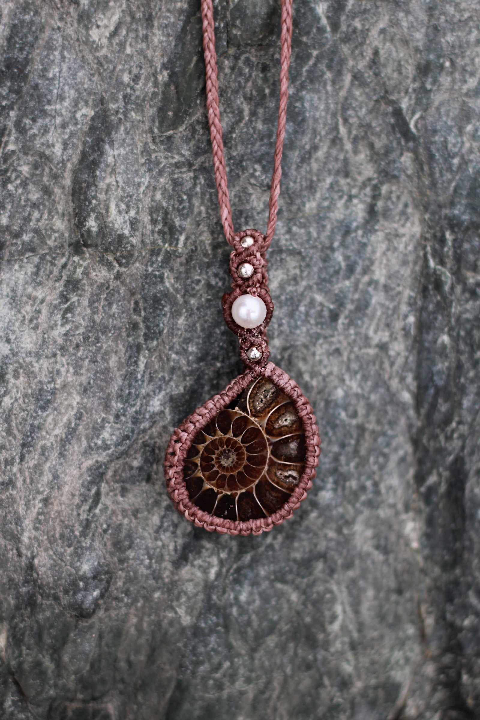 Collar de Amonnite, Perlas y Cuarzo Rosa