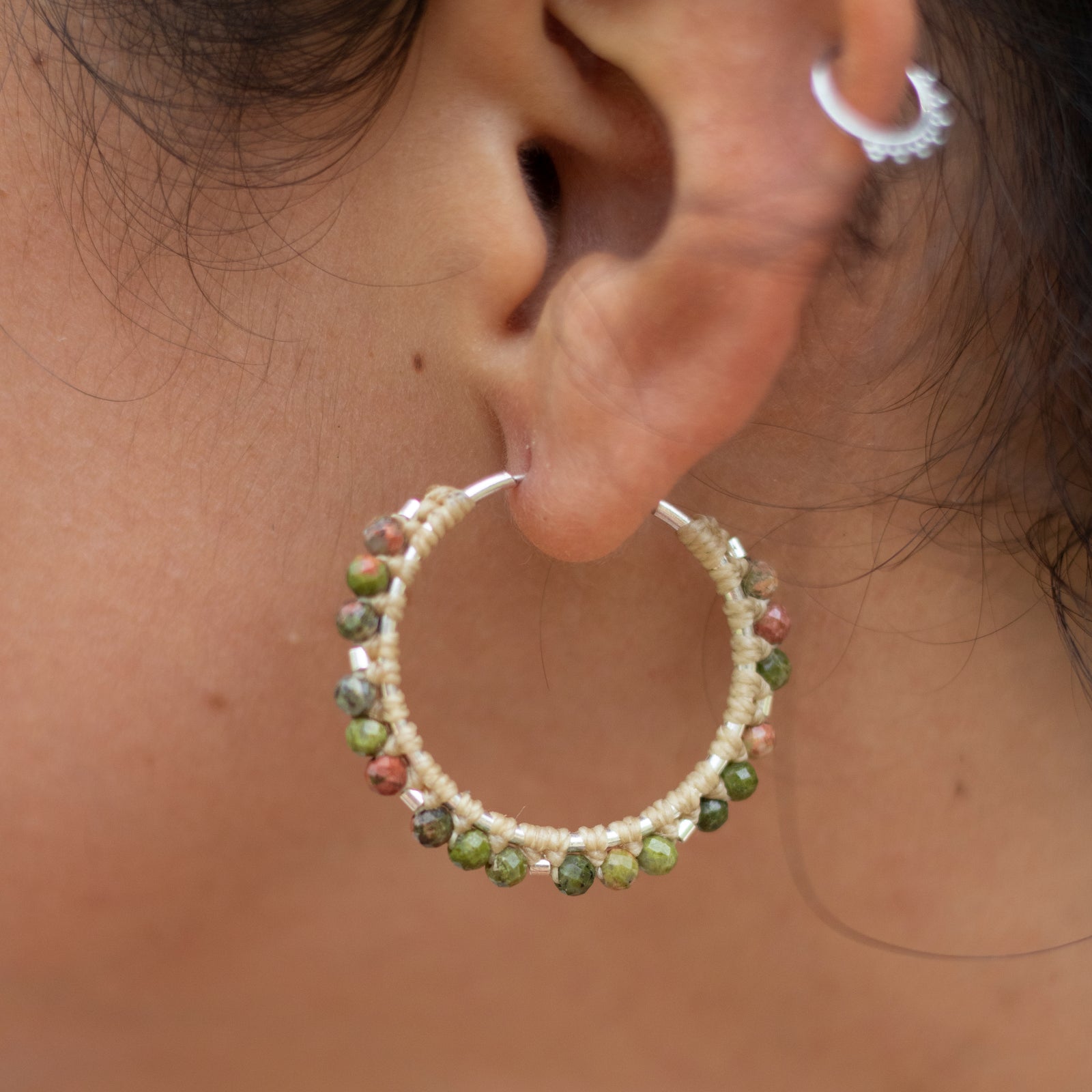 Aros de plata con Unakita