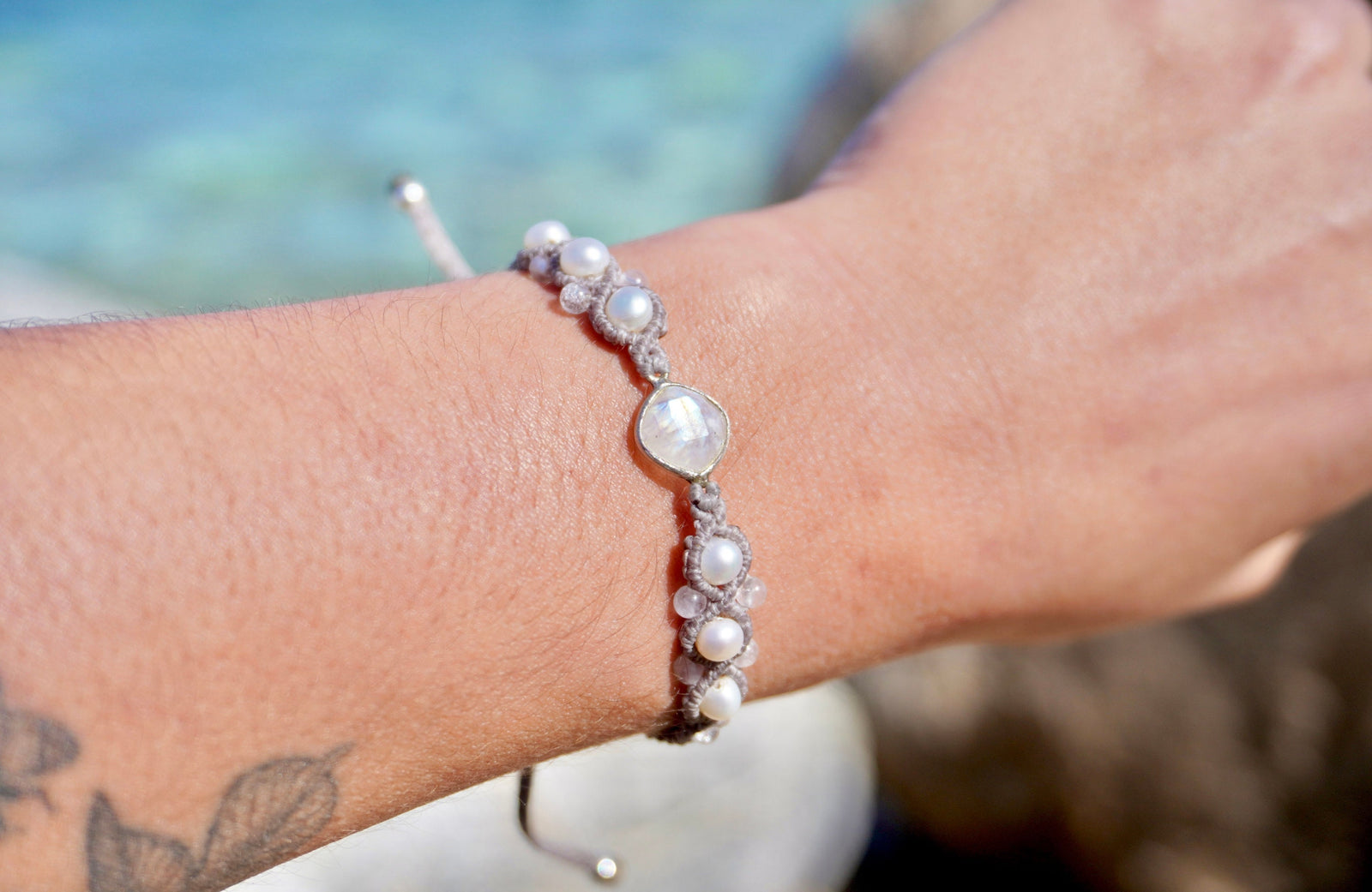 Pulsera de Piedra Luna Arcoiris, Perlas y Cuarzo Cristal