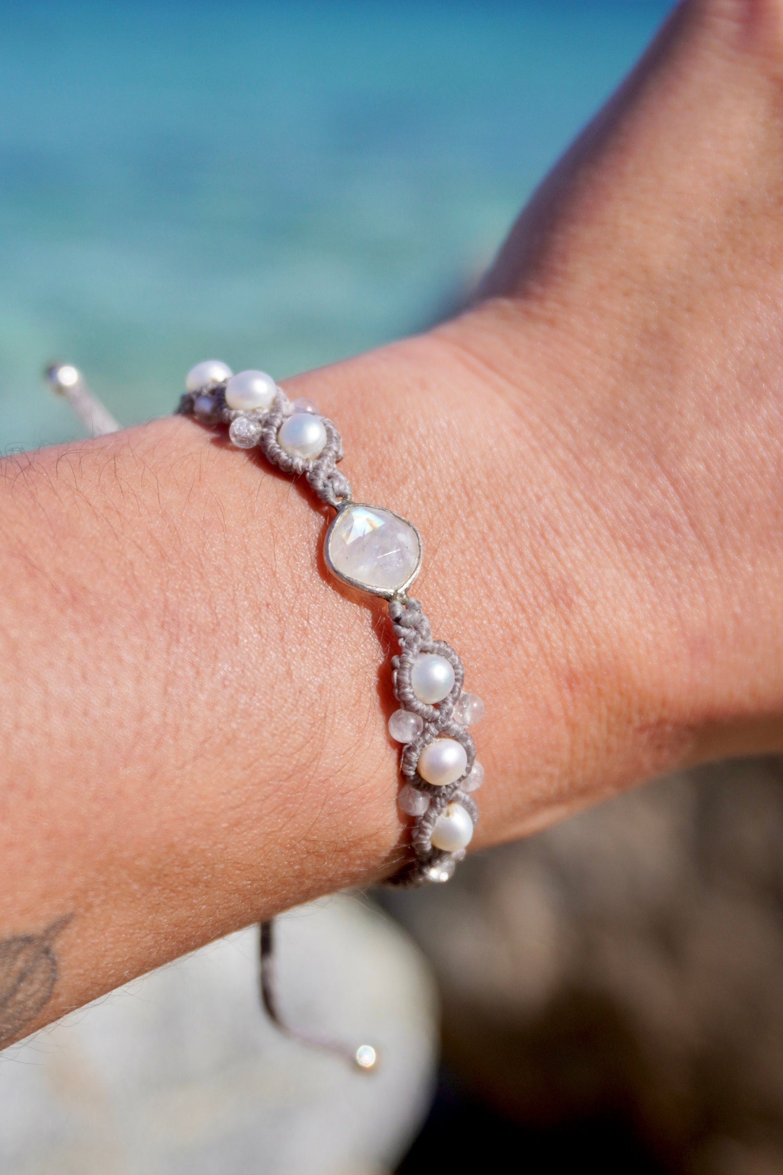 Pulsera de Piedra Luna Arcoiris, Perlas y Cuarzo Cristal