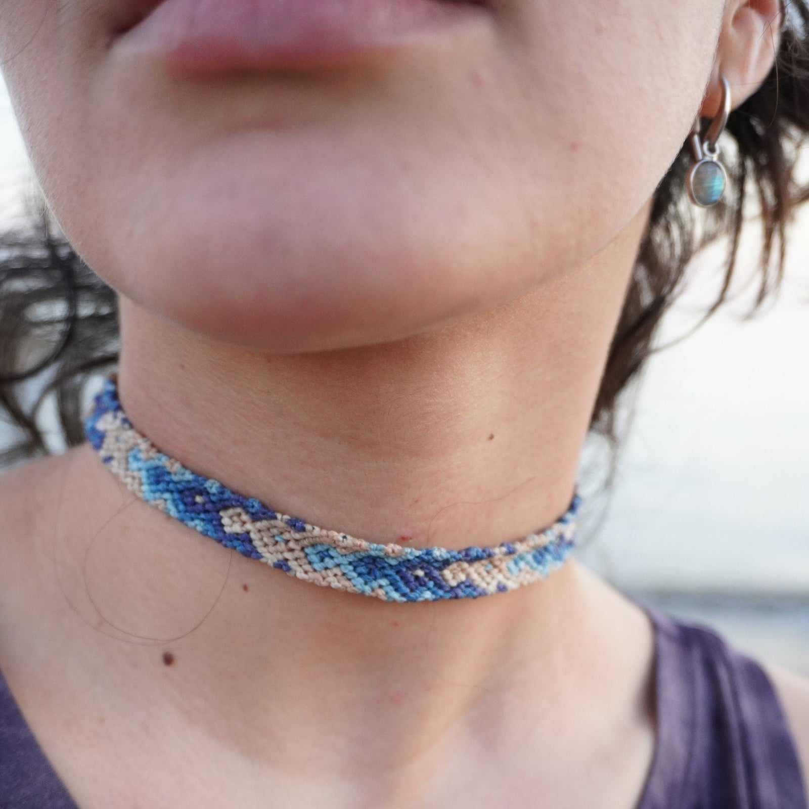 Chocker de macramé azulado con Labradorita