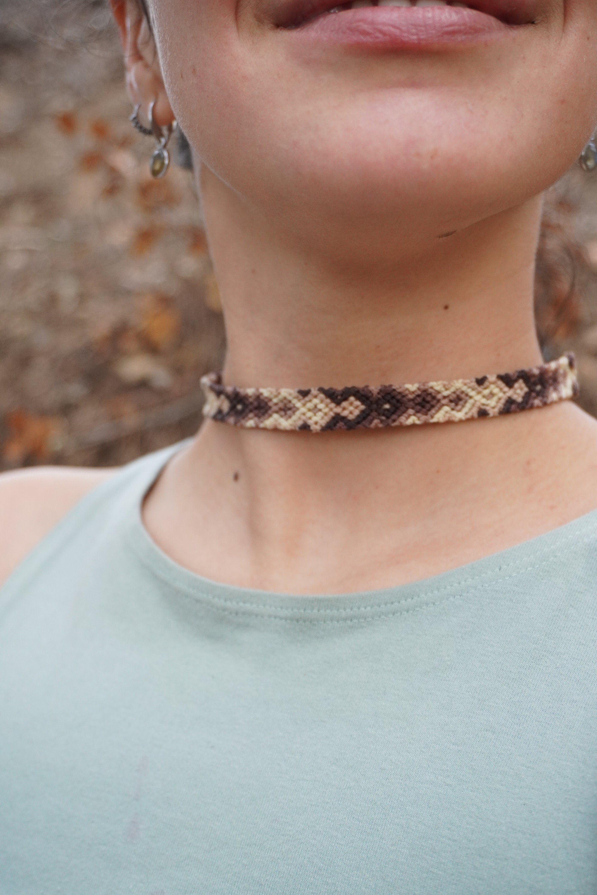 Chocker de macramé marrón con Labradorita