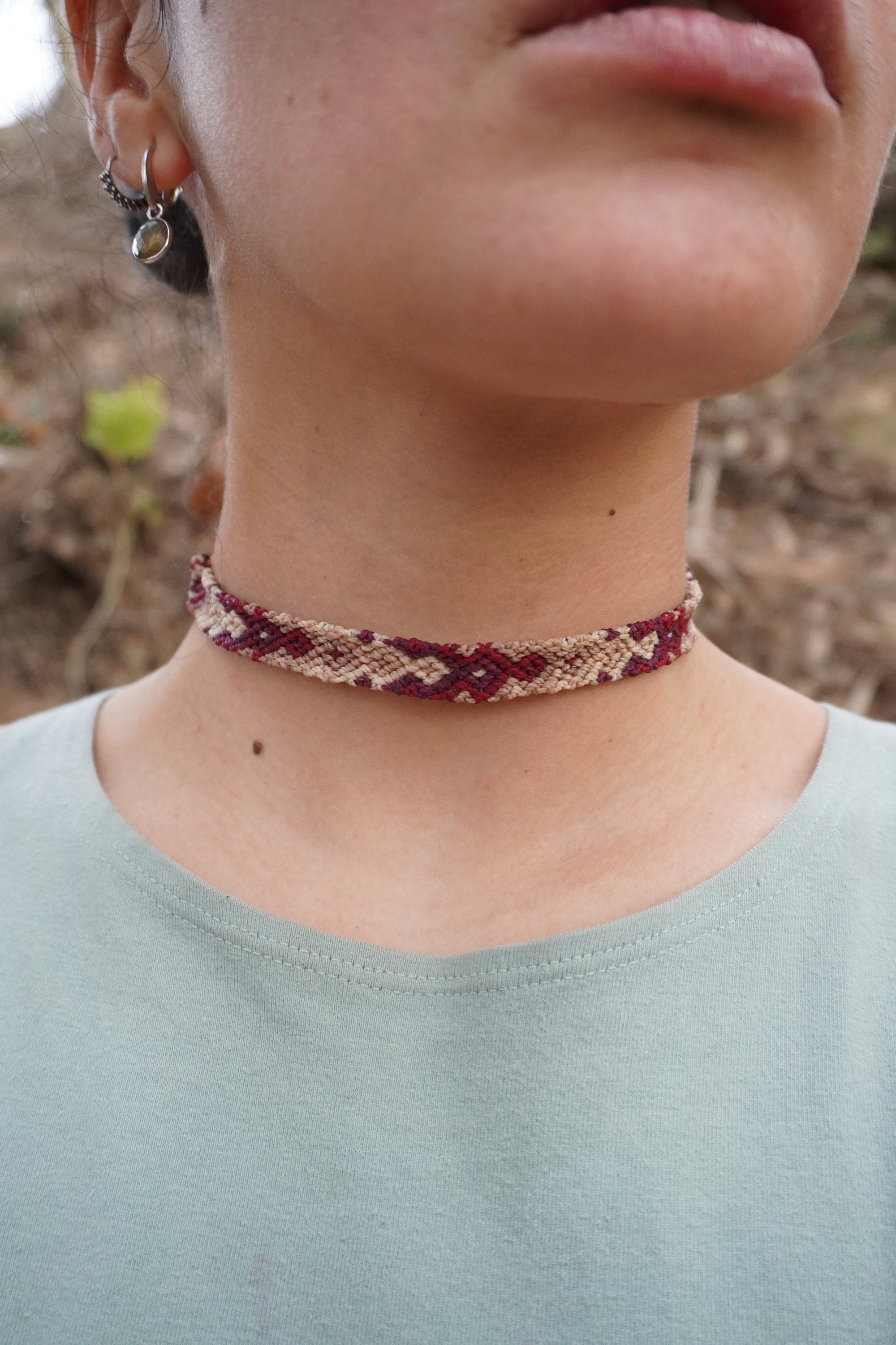 Chocker de macramé burdeos con Amatista